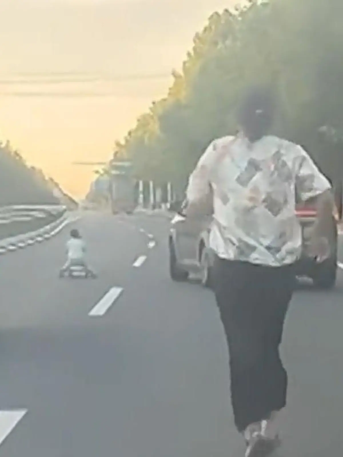 Bild zu: "Mit Spielzeugauto auf der Schnellstraße! Kind bringt sich in Lebensgefahr"