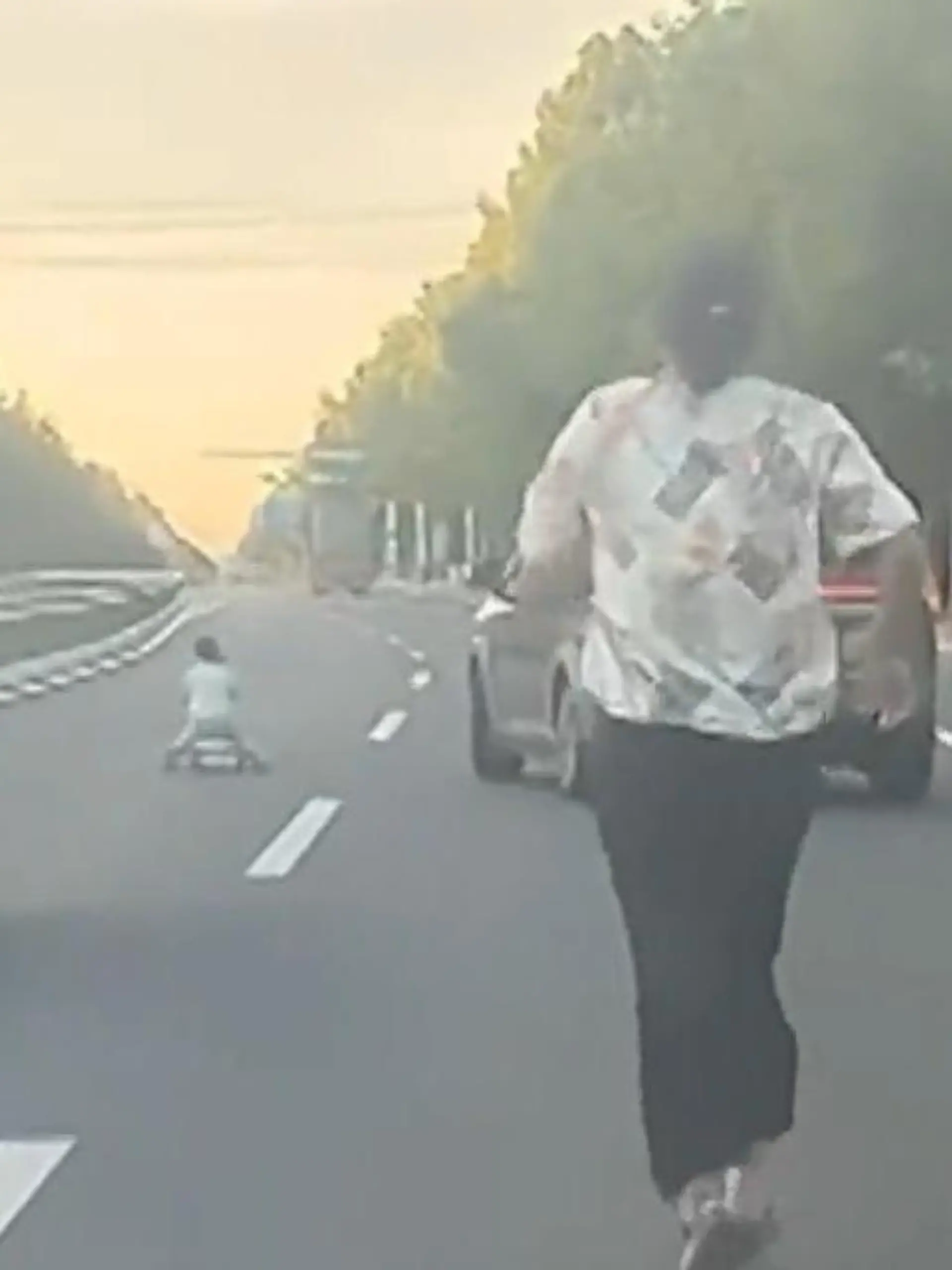 Bild zu: "Mit Spielzeugauto auf der Schnellstraße! Kind bringt sich in Lebensgefahr"