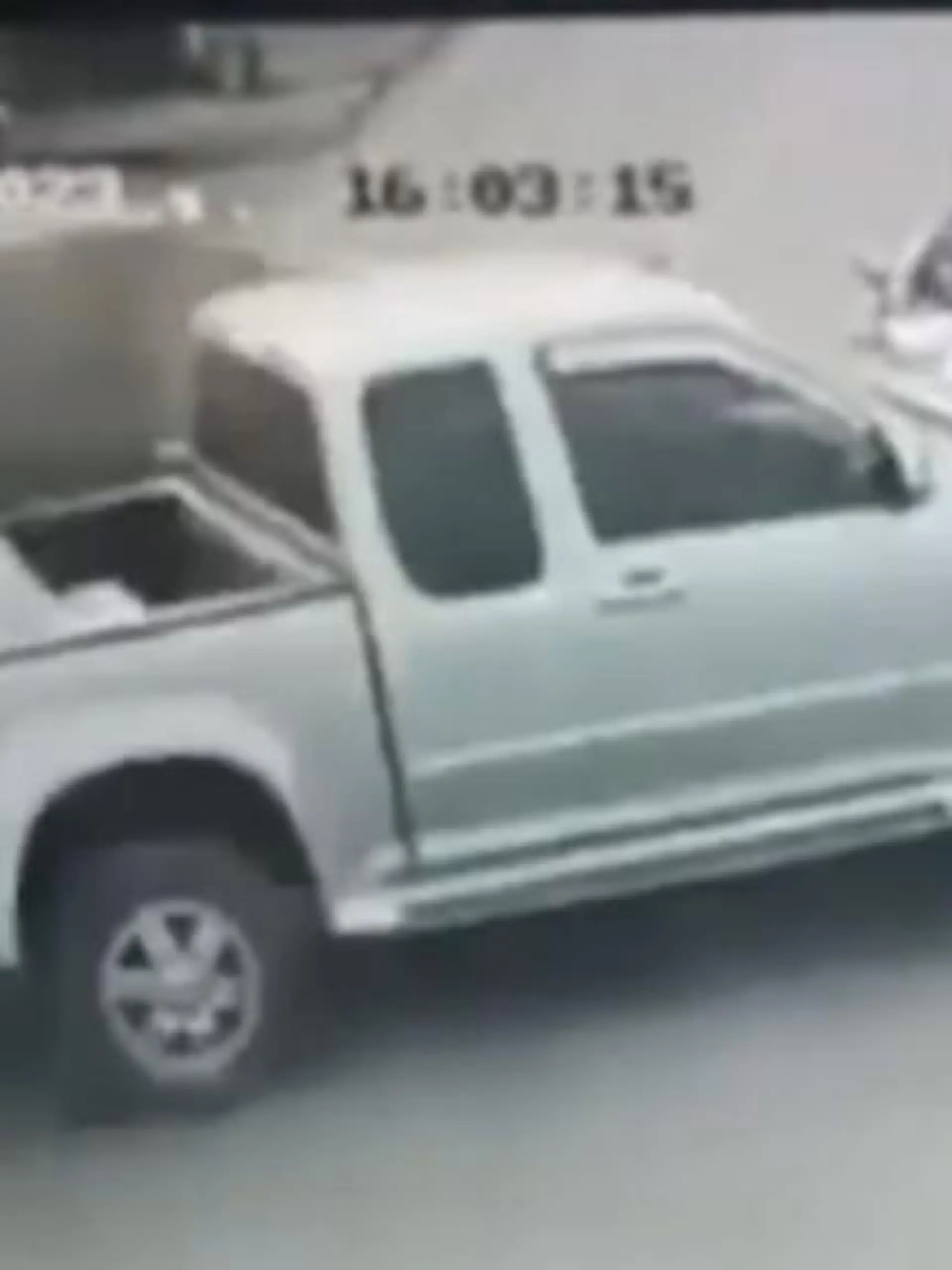 Knappe Angelegenheit. In der thailändischen Region Phrae wäre es in der vergangenen Woche beinahe zu einem schweren Unfall gekommen. Wie durch ein Wunder blieb eine Rollerfahrerin unversehrt, die inmitten eines PKW-Crashs stand. Einer der beiden Pickup-Fahrer ist zuvor ohnmächtig geworden.