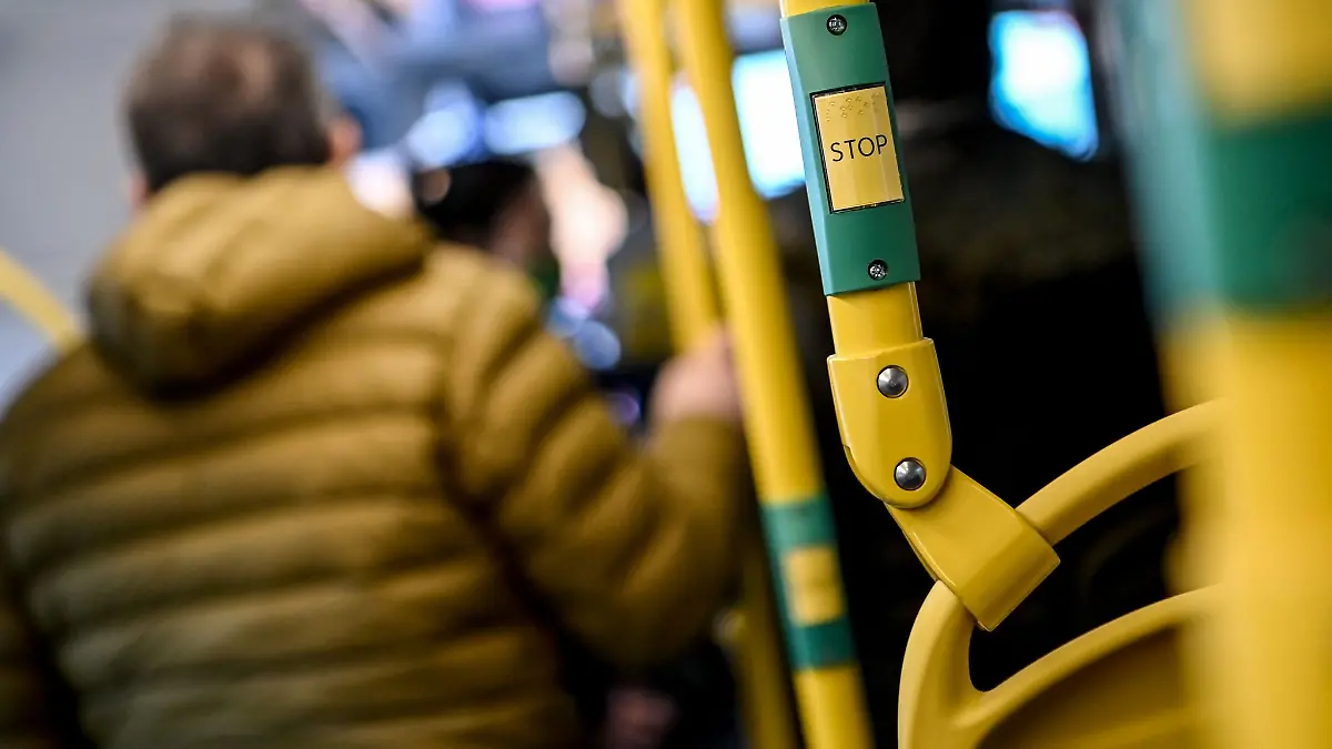 Drei junge Fahrgäste kamen der Jugendlichen in dem Bus zu Hilfe. (Symbolbild)