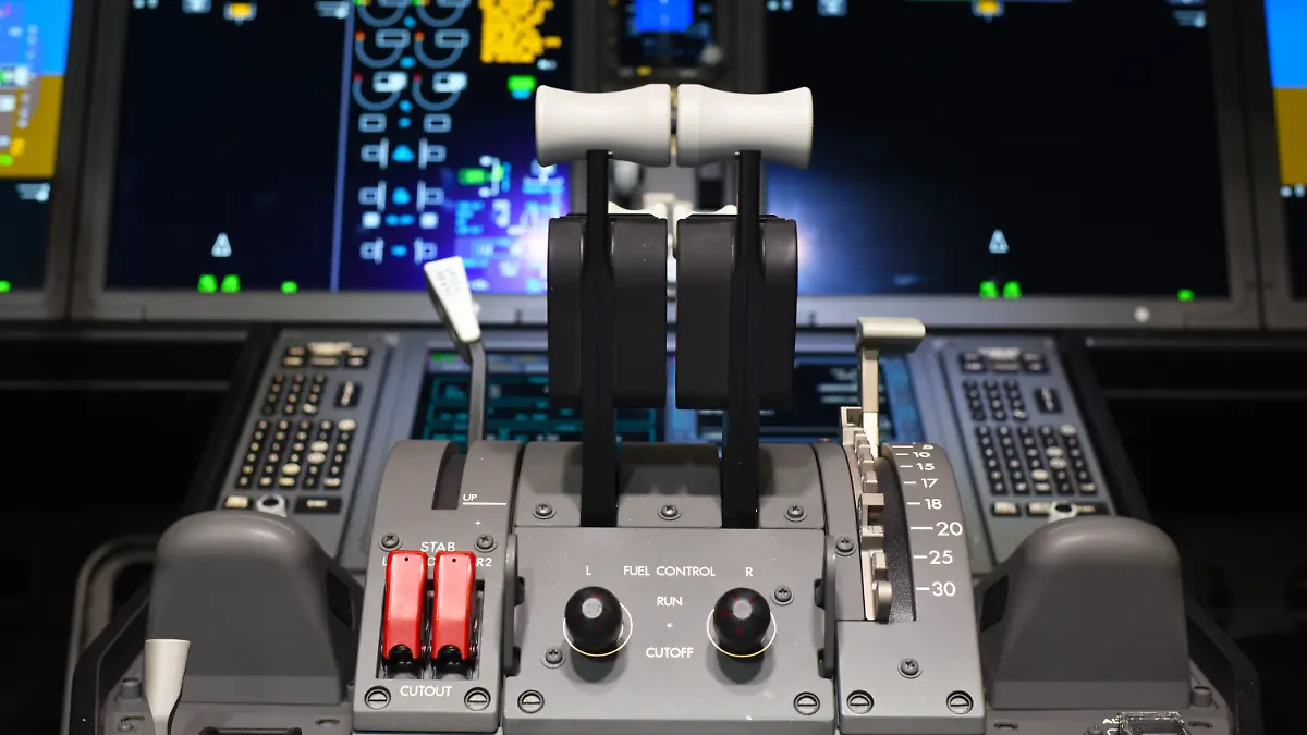 Gashebel und Instrumente in einem kommerziellen Passagierflugzeug