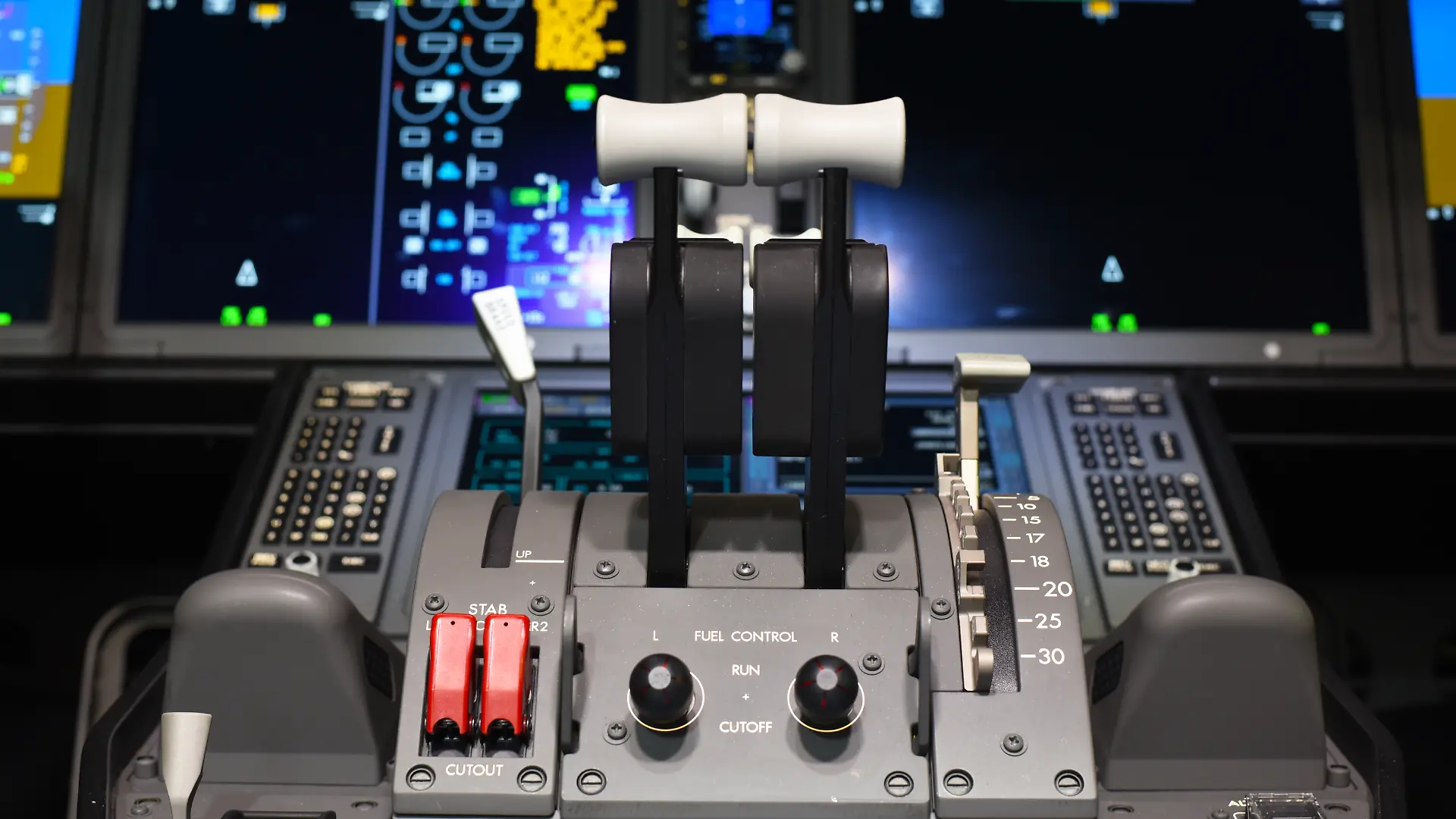 Gashebel und Instrumente in einem kommerziellen Passagierflugzeug