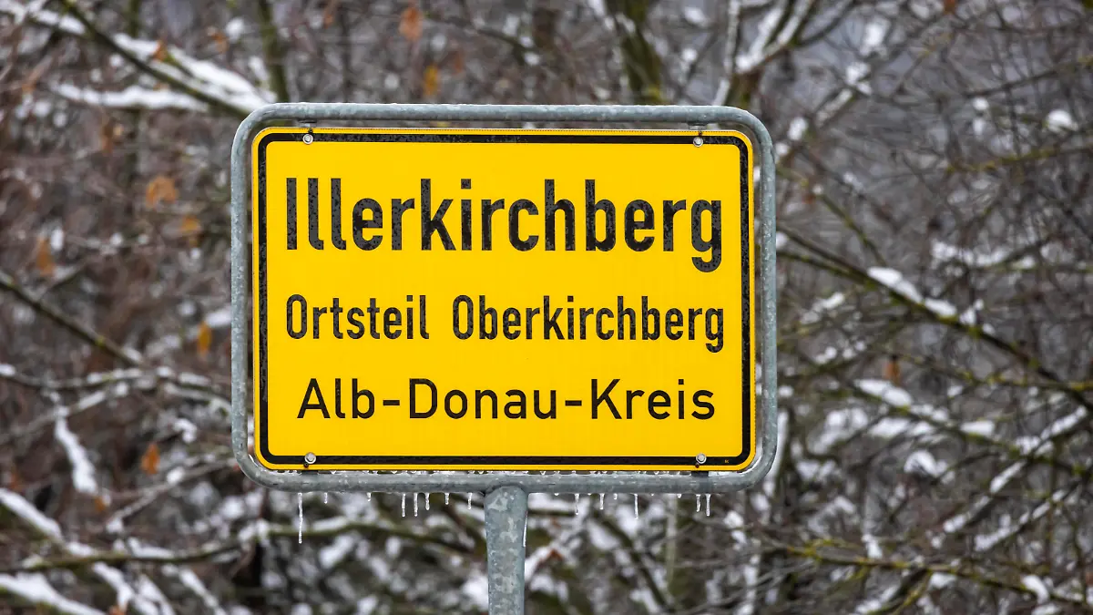  Ortsschild von Illerkirchberg. Der tödliche Messerangriff in Illerkirchberg hat bundesweit für Schlagzeilen gesorgt. Ein Asylbewerber hatte zwei Mädchen auf dem Schulweg angegriffen und ein Kind tödlich verletzt. Das zweite Opfer wurde schwer verletzt. Am Tatort im Teilort Oberkirchberg wurden Kerzen und Blumen niedergelegt. // 14.12.2022: Deutschland, Baden-Württemberg, Illerkirchberg, Alb-Donau-Kreis. *** Place name sign of Illerkirchberg The fatal knife attack in Illerkirchberg has made headlines across Germany An asylum seeker had attacked two girls on their way to school and fatally injured one child The second victim was seriously injured At the scene in the suburb of Oberkirchberg, candles and flowers were laid 14 12 2022 Ge