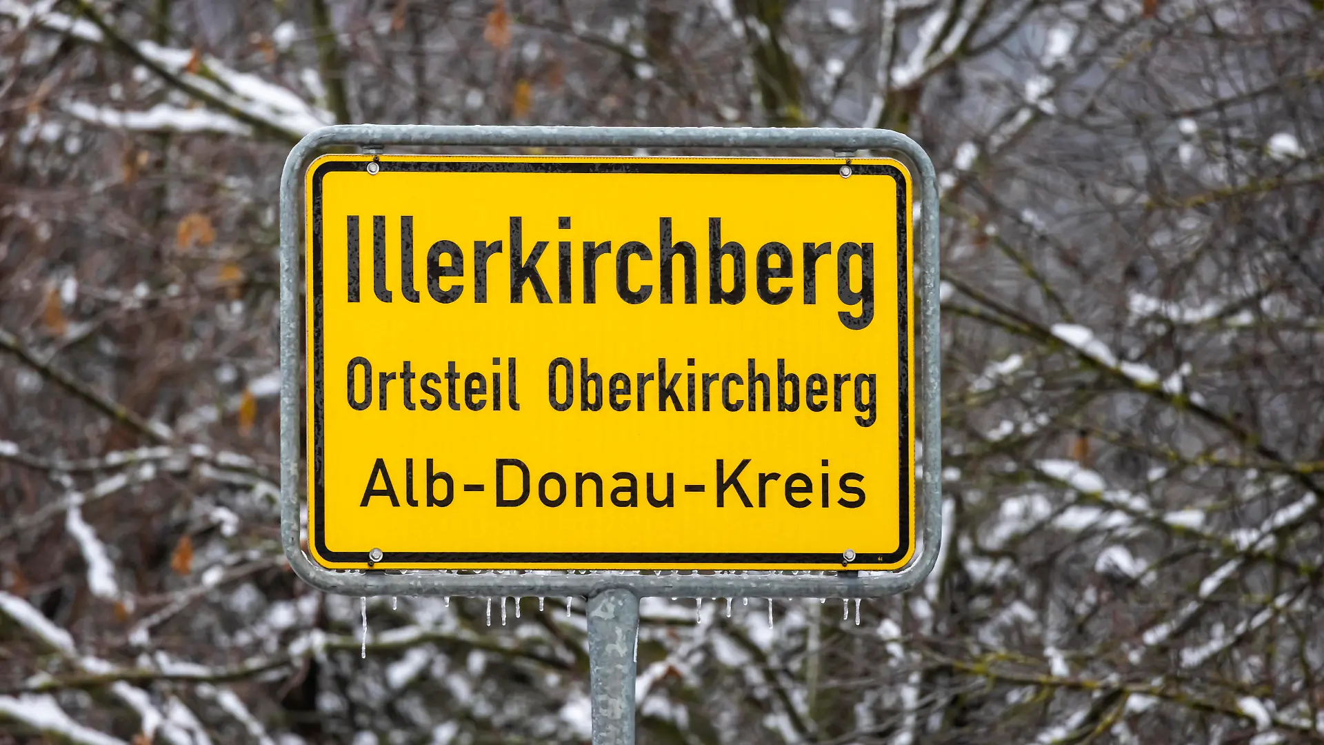  Ortsschild von Illerkirchberg. Der tödliche Messerangriff in Illerkirchberg hat bundesweit für Schlagzeilen gesorgt. Ein Asylbewerber hatte zwei Mädchen auf dem Schulweg angegriffen und ein Kind tödlich verletzt. Das zweite Opfer wurde schwer verletzt. Am Tatort im Teilort Oberkirchberg wurden Kerzen und Blumen niedergelegt. // 14.12.2022: Deutschland, Baden-Württemberg, Illerkirchberg, Alb-Donau-Kreis. *** Place name sign of Illerkirchberg The fatal knife attack in Illerkirchberg has made headlines across Germany An asylum seeker had attacked two girls on their way to school and fatally injured one child The second victim was seriously injured At the scene in the suburb of Oberkirchberg, candles and flowers were laid 14 12 2022 Ge