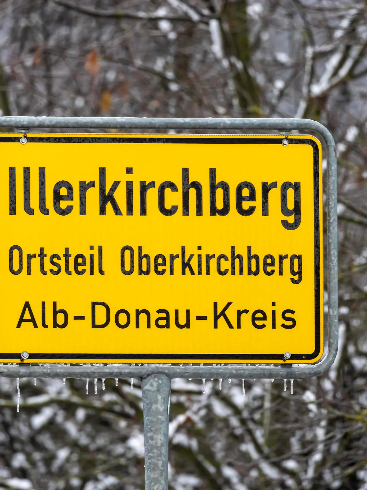 Ortsschild von Illerkirchberg. Der tödliche Messerangriff in Illerkirchberg hat bundesweit für Schlagzeilen gesorgt. Ein Asylbewerber hatte zwei Mädchen auf dem Schulweg angegriffen und ein Kind tödlich verletzt. Das zweite Opfer wurde schwer verletzt. Am Tatort im Teilort Oberkirchberg wurden Kerzen und Blumen niedergelegt. // 14.12.2022: Deutschland, Baden-Württemberg, Illerkirchberg, Alb-Donau-Kreis. *** Place name sign of Illerkirchberg The fatal knife attack in Illerkirchberg has made headlines across Germany An asylum seeker had attacked two girls on their way to school and fatally injured one child The second victim was seriously injured At the scene in the suburb of Oberkirchberg, candles and flowers were laid 14 12 2022 Ge