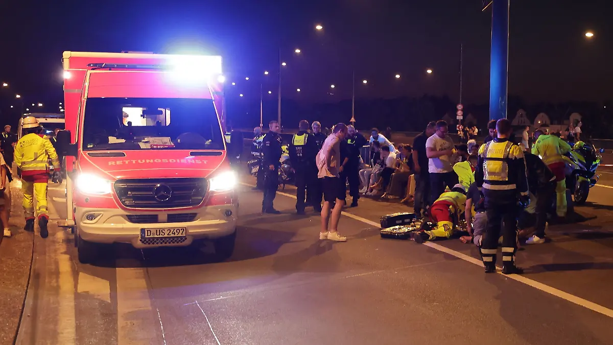 Gegen 23 Uhr eskalierte das Feuerwerk bei der Rheinkirmes in Düsseldorf. Mehrere Rettungskräfte mussten kommen.