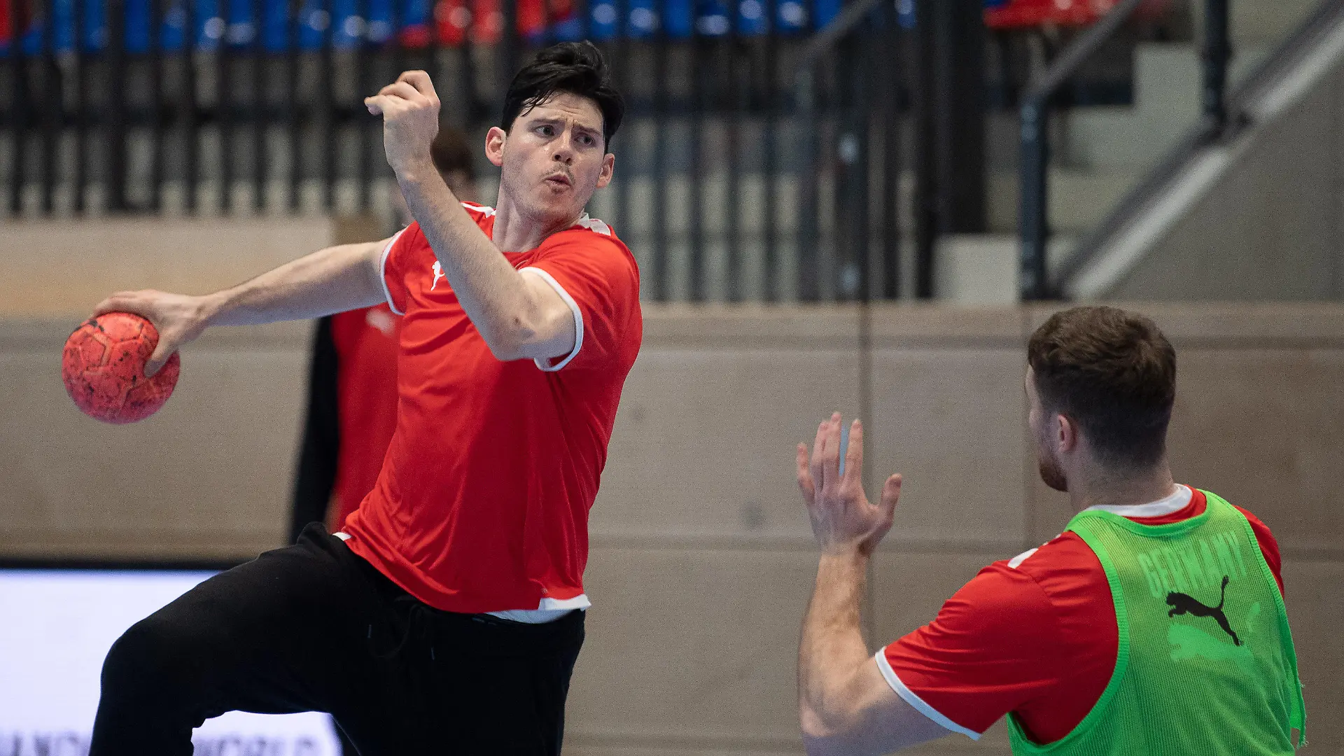 ARCHIV - 05.01.2023, Niedersachsen, Hannover: Handball: Medientag beim Deutschen Handball-Bund vor der WM in Polen und Schweden, Training der deutschen Nationalmannschaft. Deutschlands Simon Ernst wirft im Training auf das Tor. (zu dpa: «Kabinen-DJ Ernst trifft bei Handball-WM nicht immer den richtigen Ton») Foto: Swen Pförtner/dpa +++ dpa-Bildfunk +++