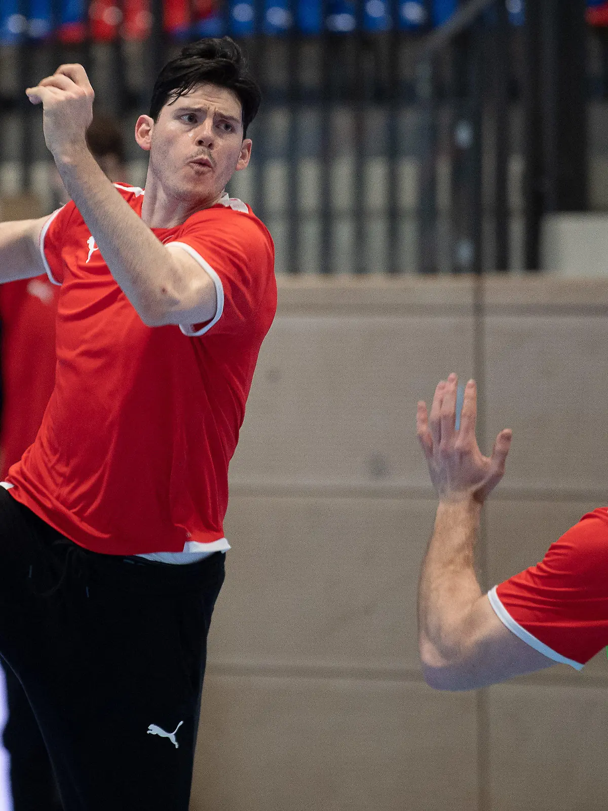 ARCHIV - 05.01.2023, Niedersachsen, Hannover: Handball: Medientag beim Deutschen Handball-Bund vor der WM in Polen und Schweden, Training der deutschen Nationalmannschaft. Deutschlands Simon Ernst wirft im Training auf das Tor. (zu dpa: «Kabinen-DJ Ernst trifft bei Handball-WM nicht immer den richtigen Ton») Foto: Swen Pförtner/dpa +++ dpa-Bildfunk +++