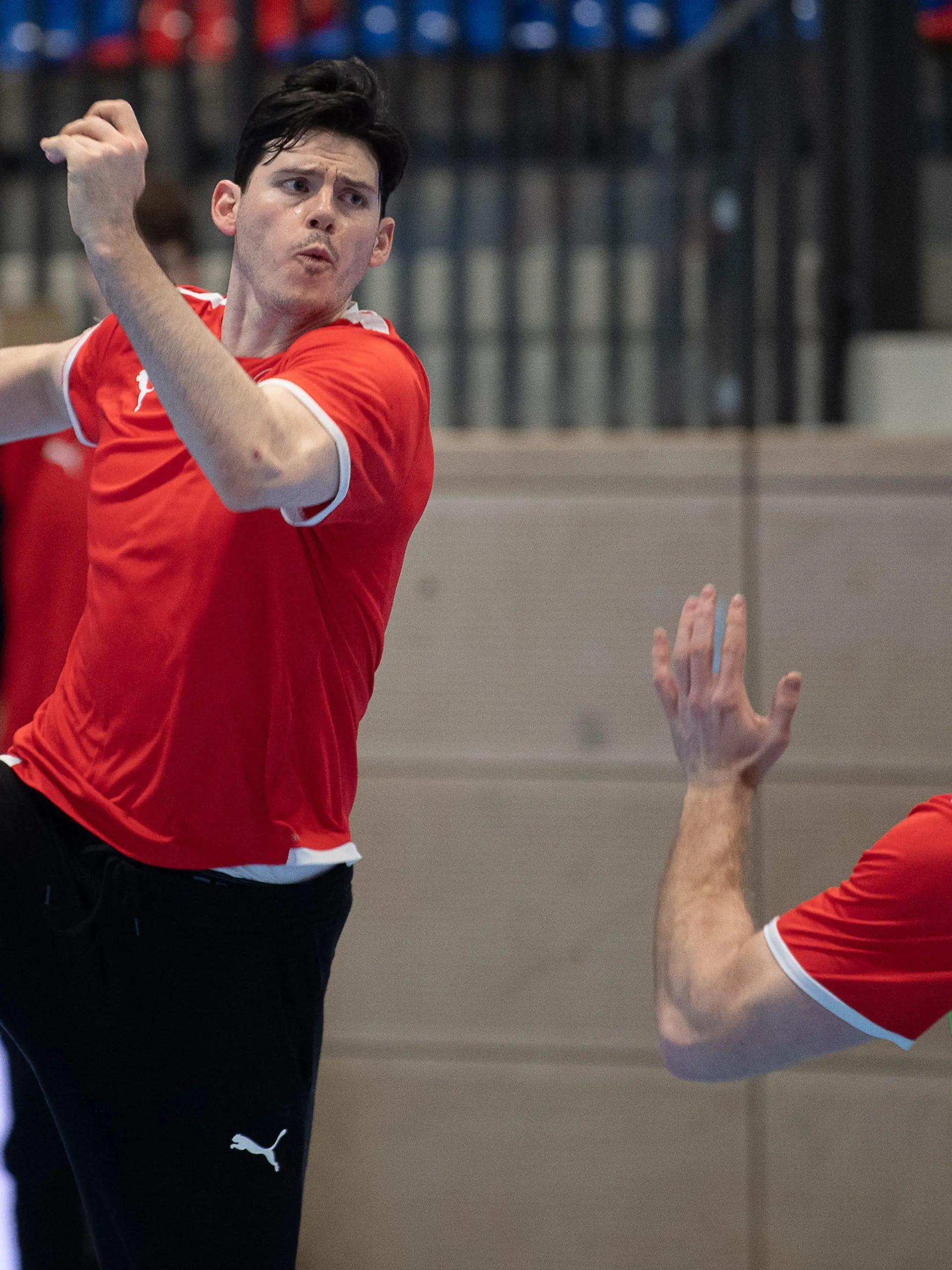 ARCHIV - 05.01.2023, Niedersachsen, Hannover: Handball: Medientag beim Deutschen Handball-Bund vor der WM in Polen und Schweden, Training der deutschen Nationalmannschaft. Deutschlands Simon Ernst wirft im Training auf das Tor. (zu dpa: «Kabinen-DJ Ernst trifft bei Handball-WM nicht immer den richtigen Ton») Foto: Swen Pförtner/dpa +++ dpa-Bildfunk +++