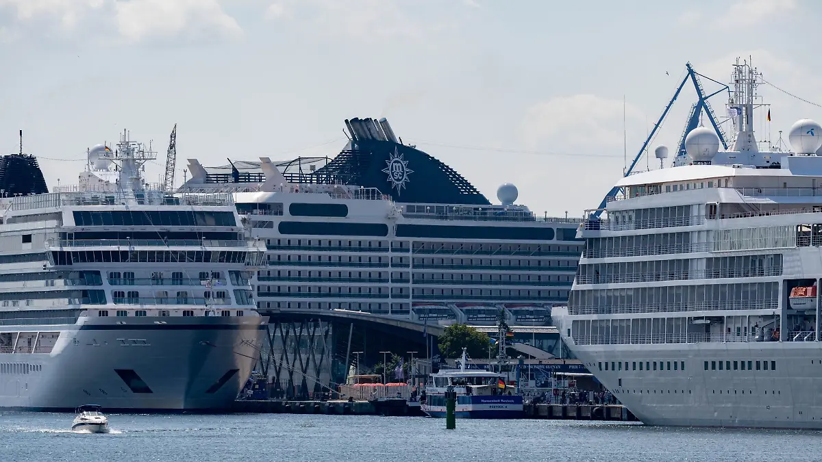 Seltenes Schauspiel: Gleich drei Kreuzfahrtschiffe machen in Warnemünde fest.