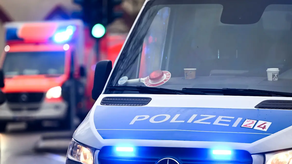 Polizei und Rettungswagen im Einsatz