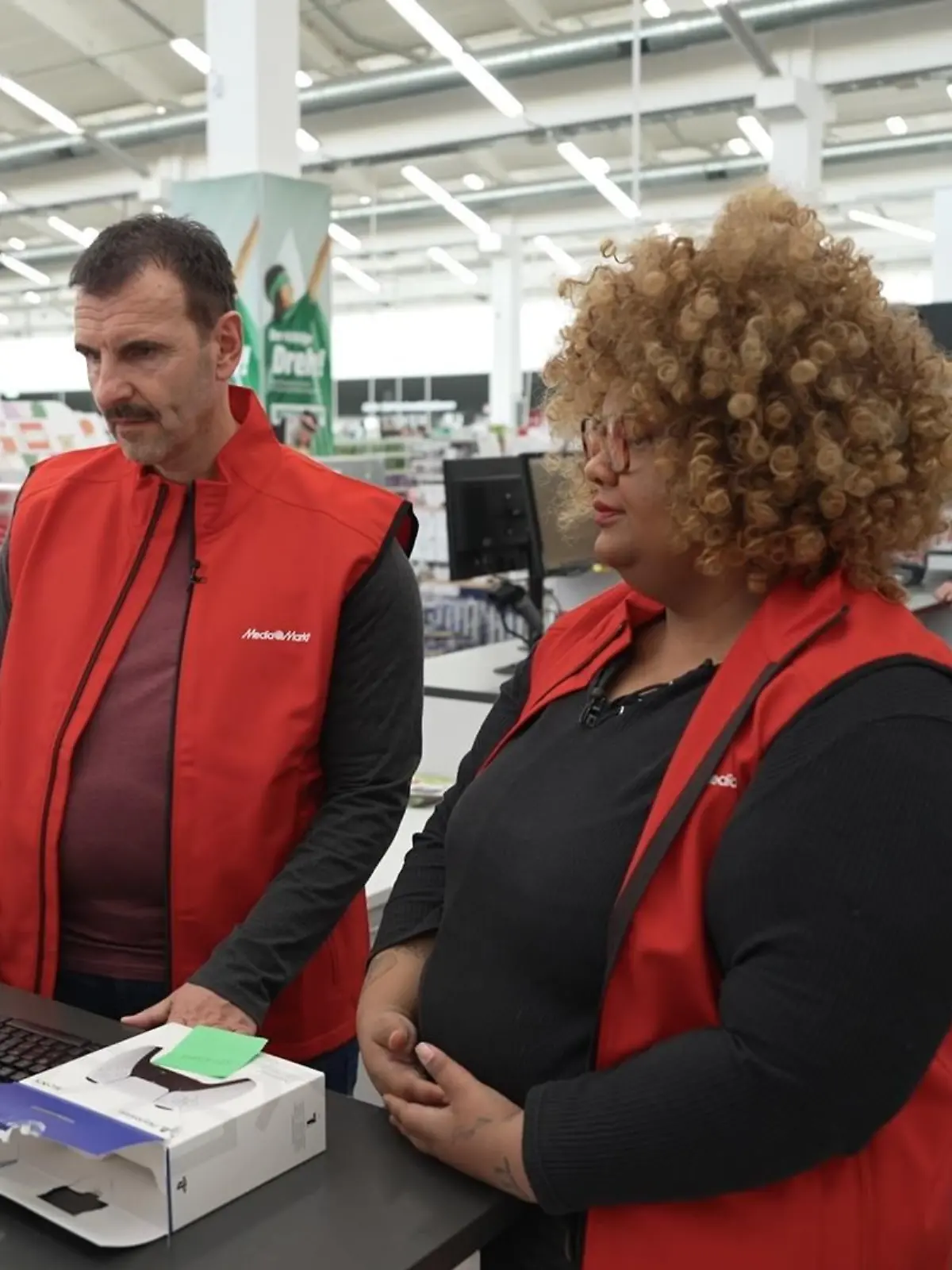 Mario Pieper alias Marco und Adesua am Service Counter in Augsburg.

+++ Die Verwendung des sendungsbezogenen Materials ist nur mit dem Hinweis und Verlinkung auf RTL+ gestattet. +++