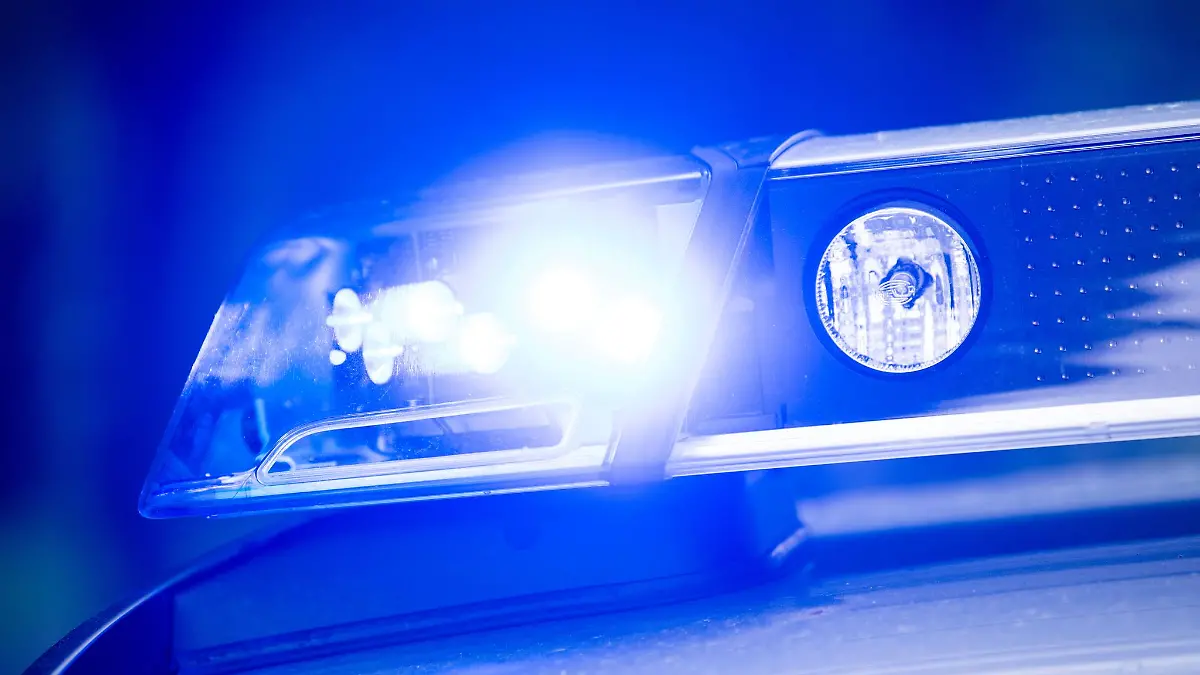 Ein Autofahrer wurde leicht verletzt. (Symbolbild)