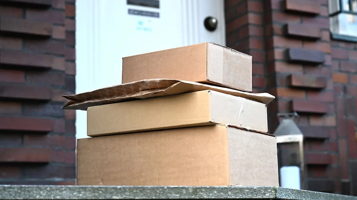 Mehrere Milliarden solcher Sendungen werden in Deutschland jedes Jahr zugestellt, bei manchen geht etwas schief. (Archivbild)