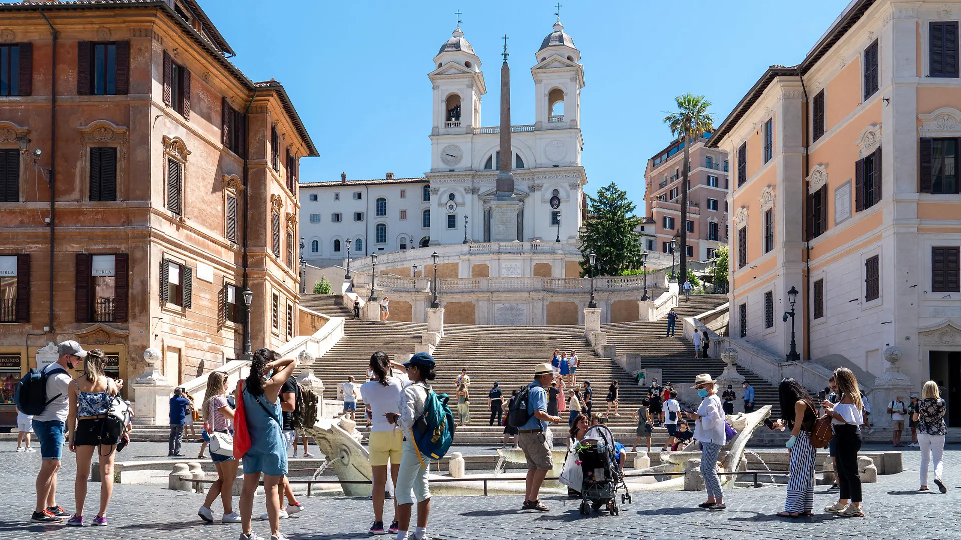 Italien: Die Spanische Treppe mit der Kirche Trinità dei Monti, gesehen von der Piazza di Spagna. Aufnahmedatum 05. Juli 2021.