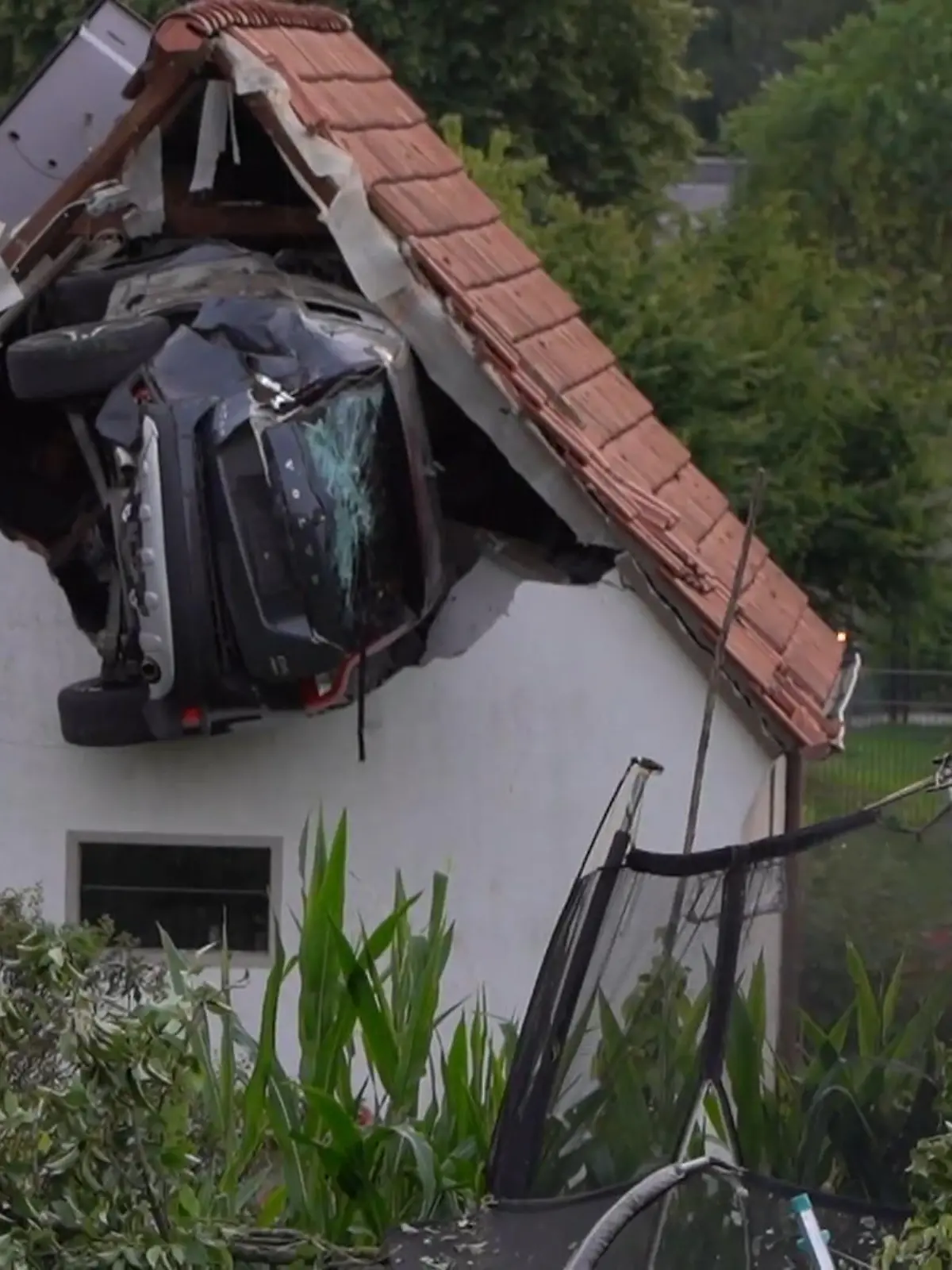 Bild zu: "Auto kracht in Scheunendach – Siebenjähriger schwer verletzt"
