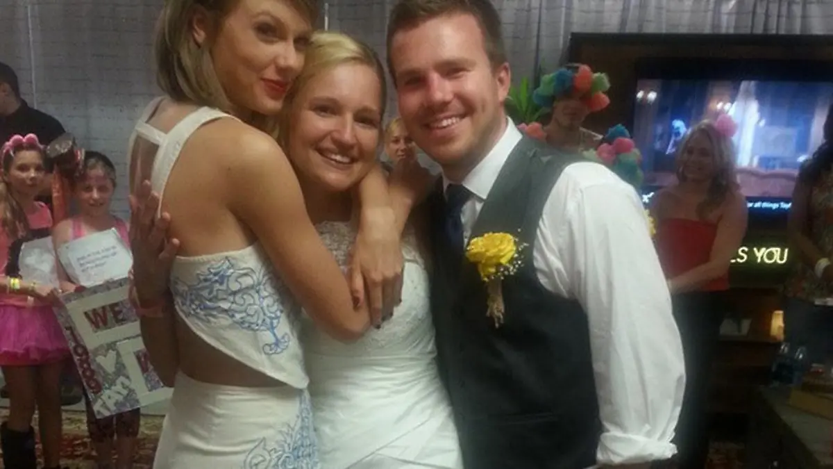 Taylor Swift (l.) herzt ihre Fans Katy und Chris Eisenmann