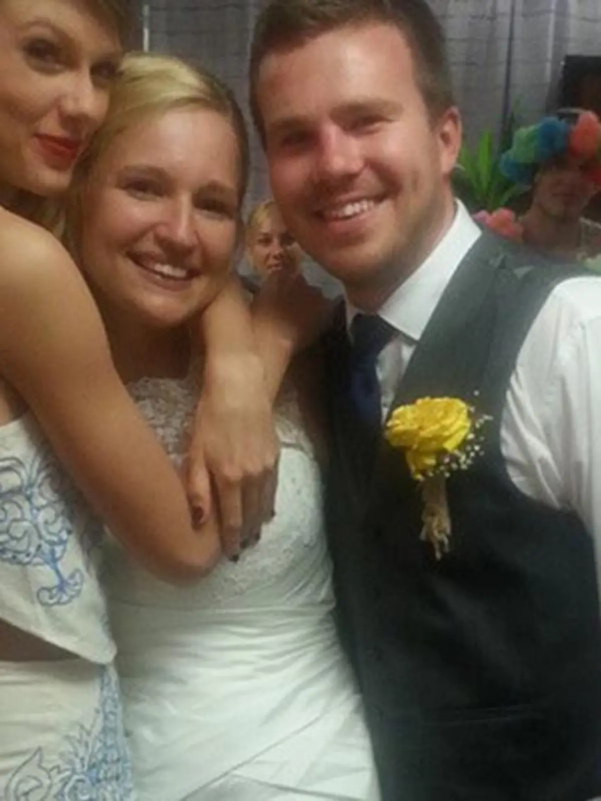 Taylor Swift (l.) herzt ihre Fans Katy und Chris Eisenmann