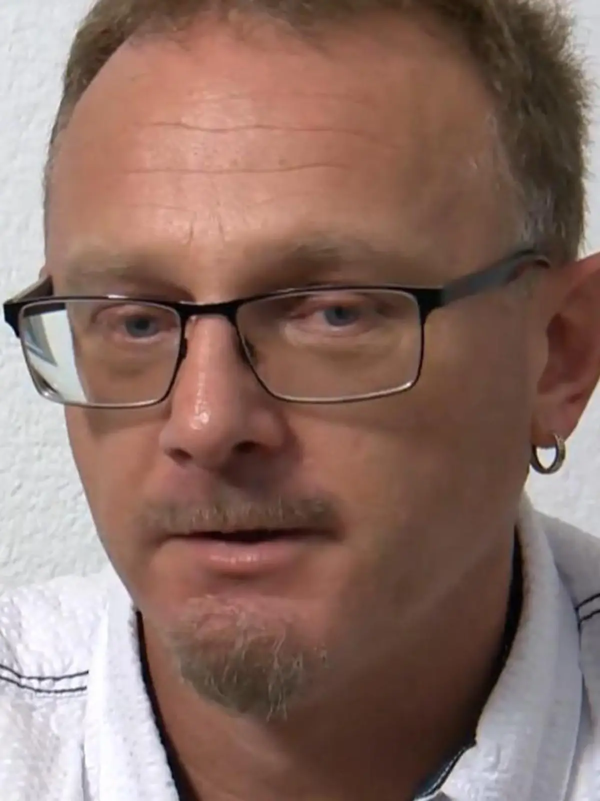 Albert Altmann neben einem Foto seiner verstorbenen Frau Andrea.