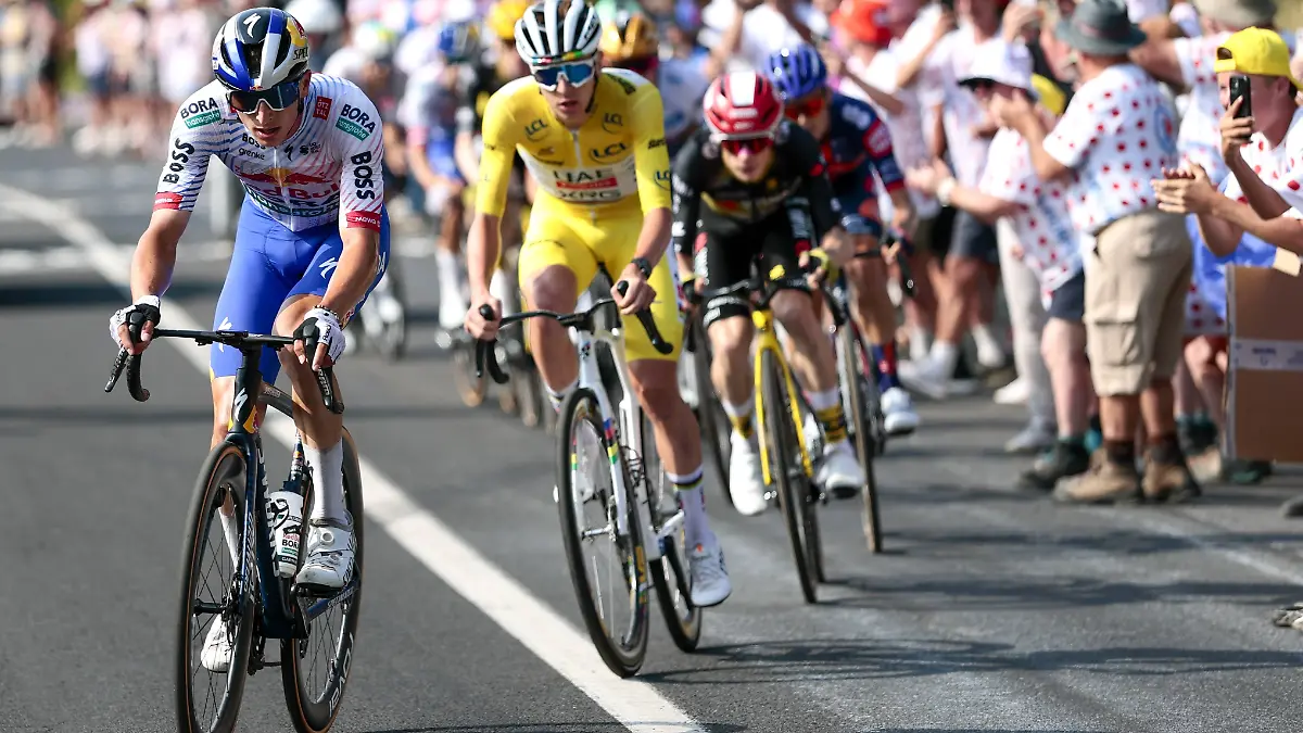 Florian Lipowitz vor seinen Tour-Rivalen Tadej Pogacar und Jonas Vingegaard.