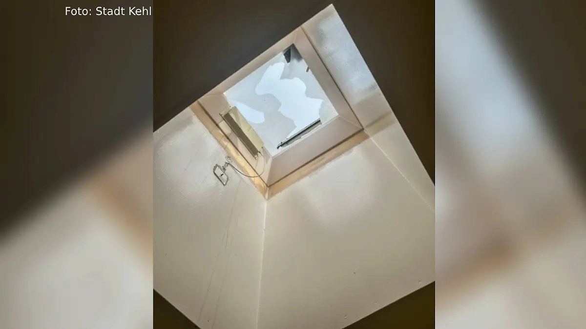 Durch dieses Oberlicht stürzte der Junge in die Toilette des Hallenbades in Kehl