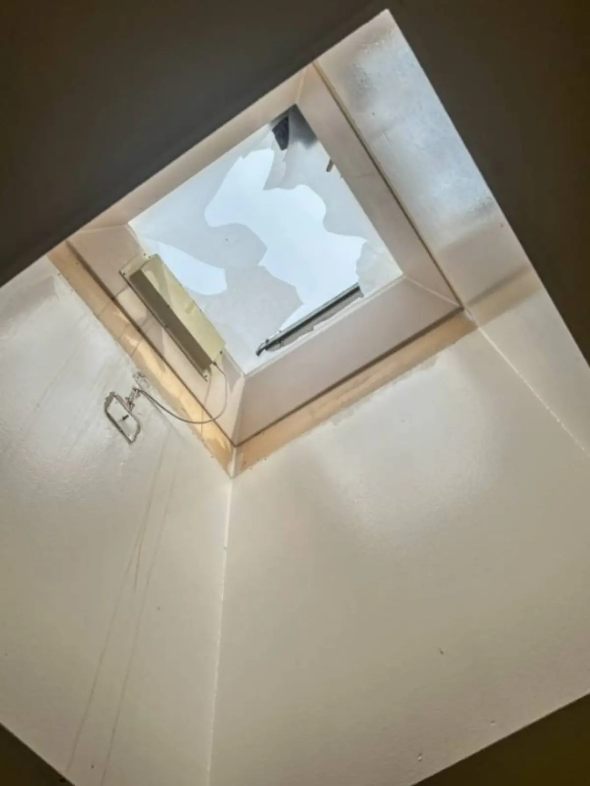 Durch dieses Oberlicht stürzte der Junge in die Toilette des Hallenbades in Kehl