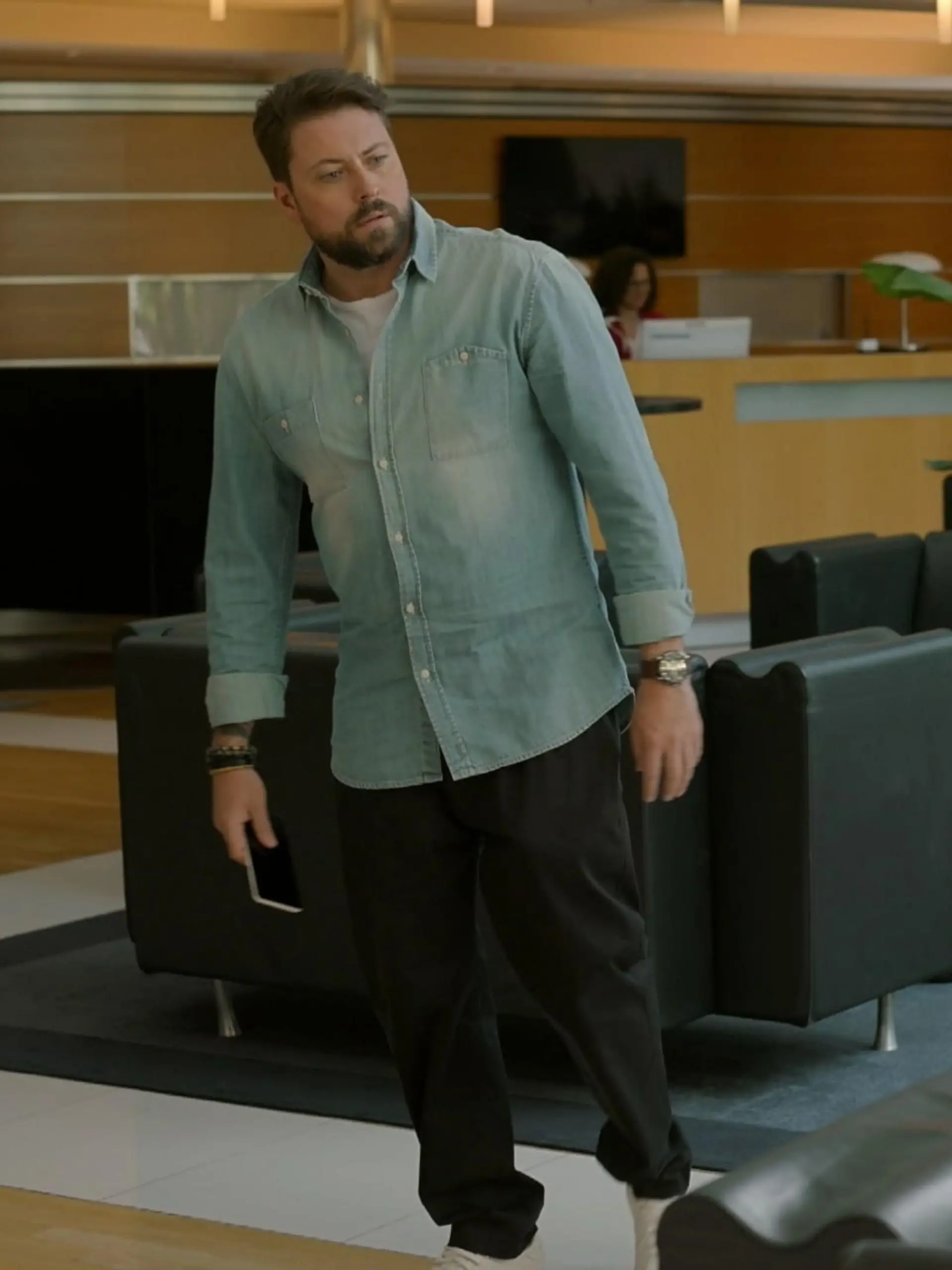 Seit John (Felix von Jascheroff) Laura (Chryssanthi Kavazi) gestanden hat, dass er ein Kind mit Zoe hat, schweigt sie. Er hält das nicht länger aus und kämpft darum, sie wiederzusehen. 