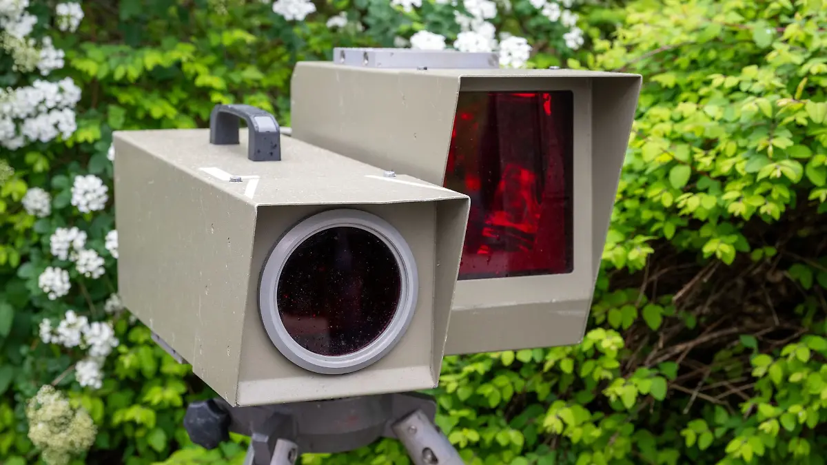 Die Polizei hat in der Nacht einen Raser erwischt. (Symbolbild)