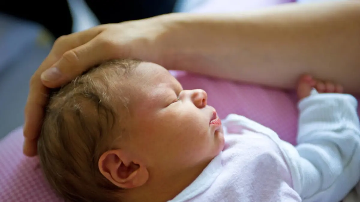 baby eltern mutter vater kind kopf hand Fotolia 27256392 S.jpg