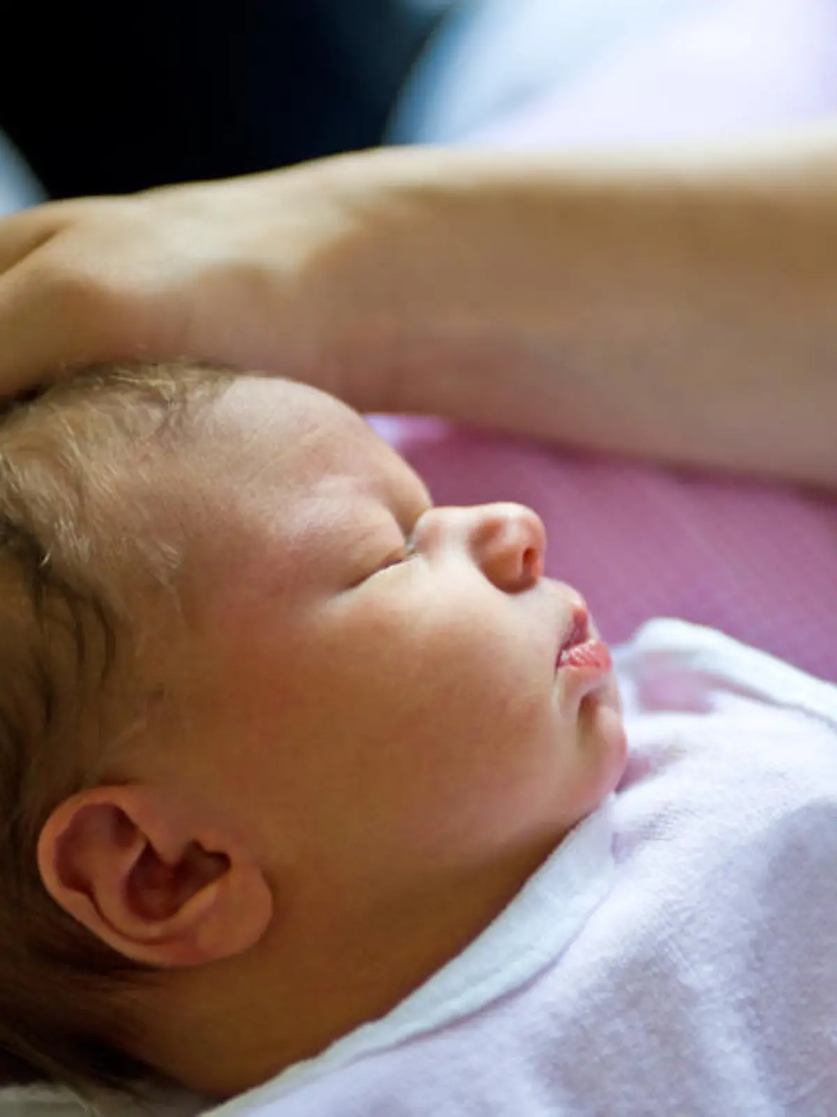 baby eltern mutter vater kind kopf hand Fotolia 27256392 S.jpg