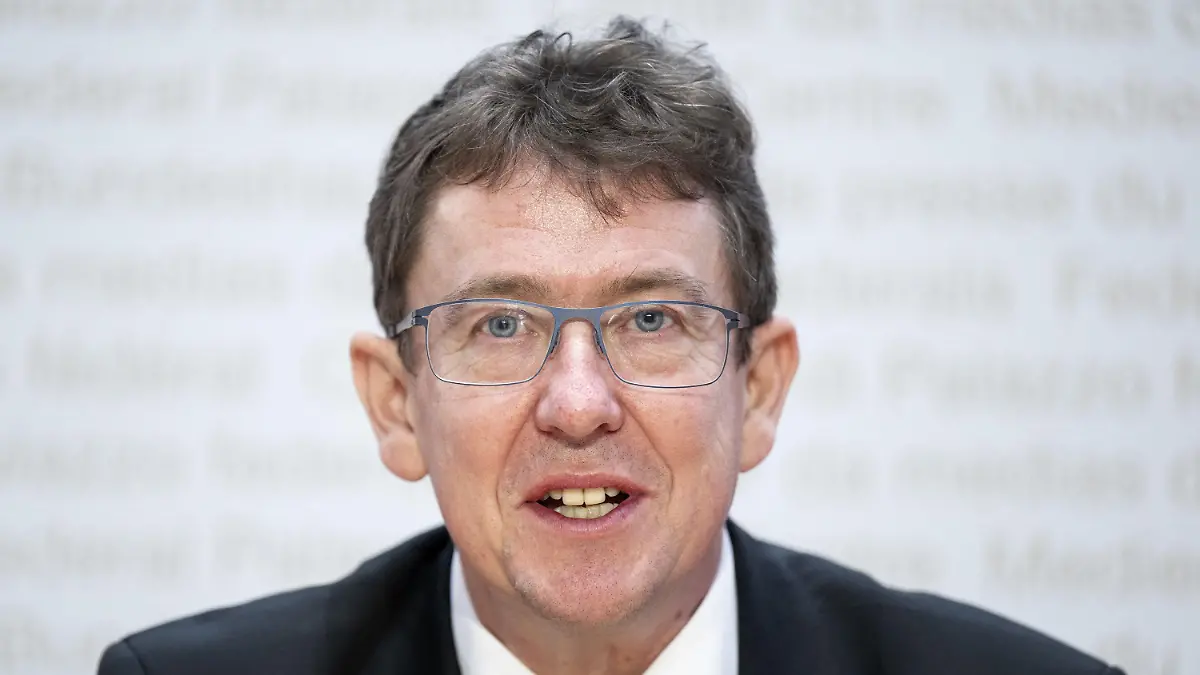 07.12.2022, Schweiz, Bern: Albert Rösti, neugewählter Bundesrat der Schweiz, spricht nach seiner Wahl bei einer Pressekonferenz. Das Schweizer Umwelt- und Verkehrsministerium wird künftig von dem bisherigen Verbandspräsidenten von Auto Schweiz geleitet. Foto: Peter Schneider/KEYSTONE/dpa +++ dpa-Bildfunk +++