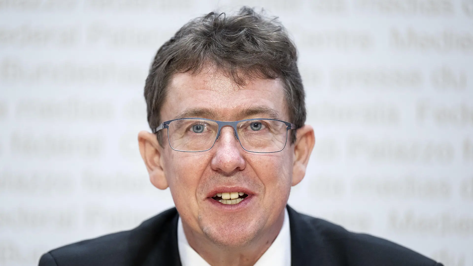 07.12.2022, Schweiz, Bern: Albert Rösti, neugewählter Bundesrat der Schweiz, spricht nach seiner Wahl bei einer Pressekonferenz. Das Schweizer Umwelt- und Verkehrsministerium wird künftig von dem bisherigen Verbandspräsidenten von Auto Schweiz geleitet. Foto: Peter Schneider/KEYSTONE/dpa +++ dpa-Bildfunk +++