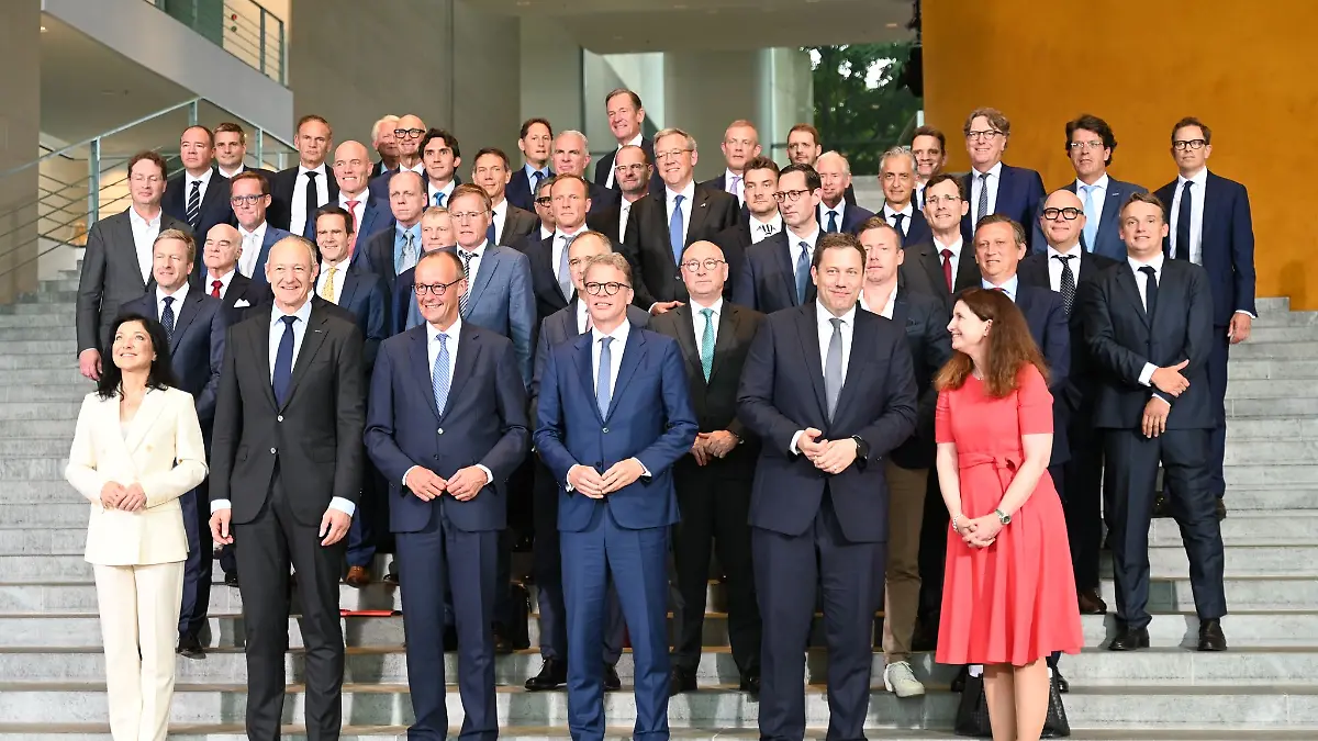 Gruppenbild mit zwei Frauen.