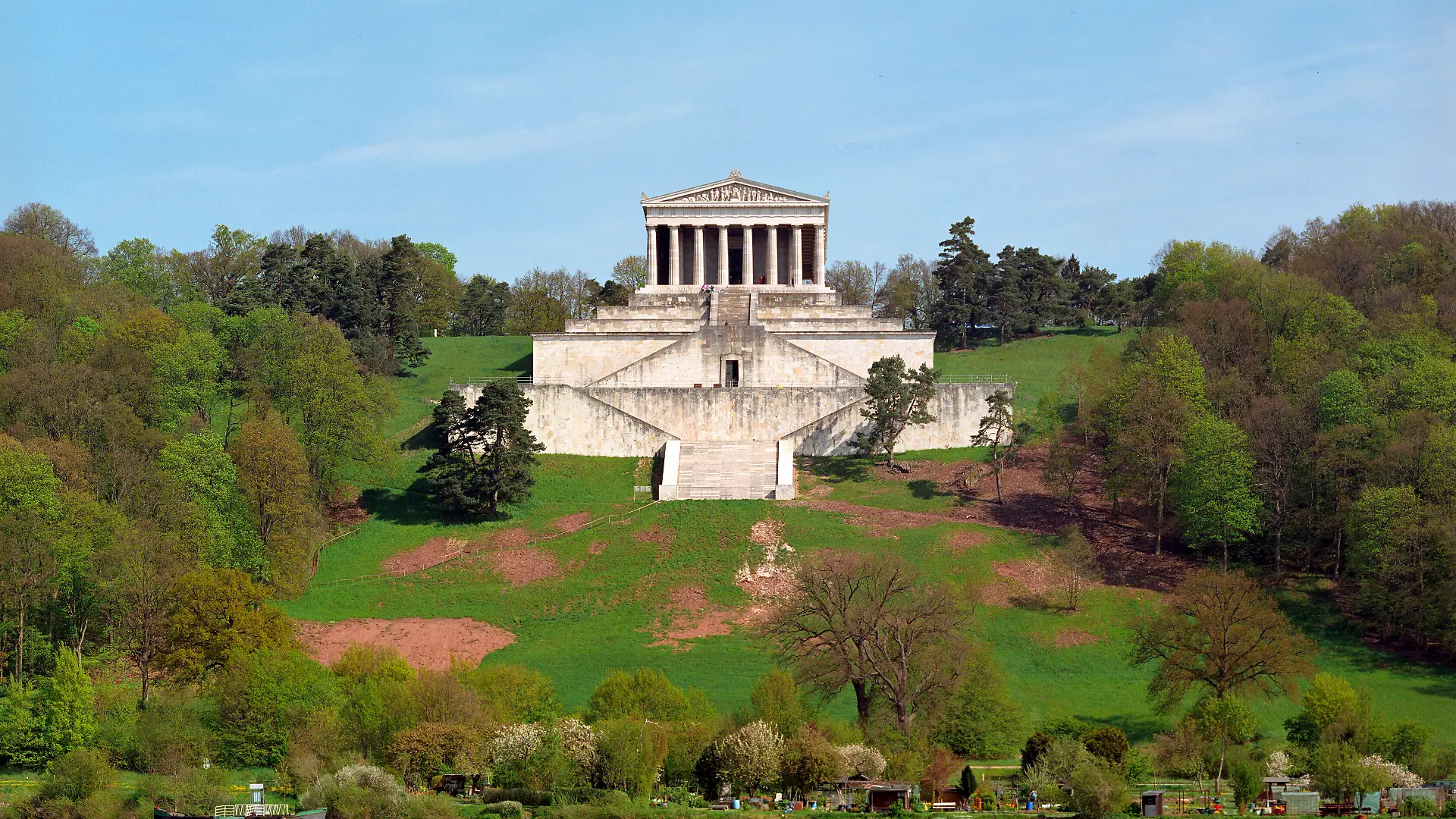 Die Walhalla ist eine Gedenkstätte und ein beliebtes Ausflugsziel in Donaustauf (Bayern).