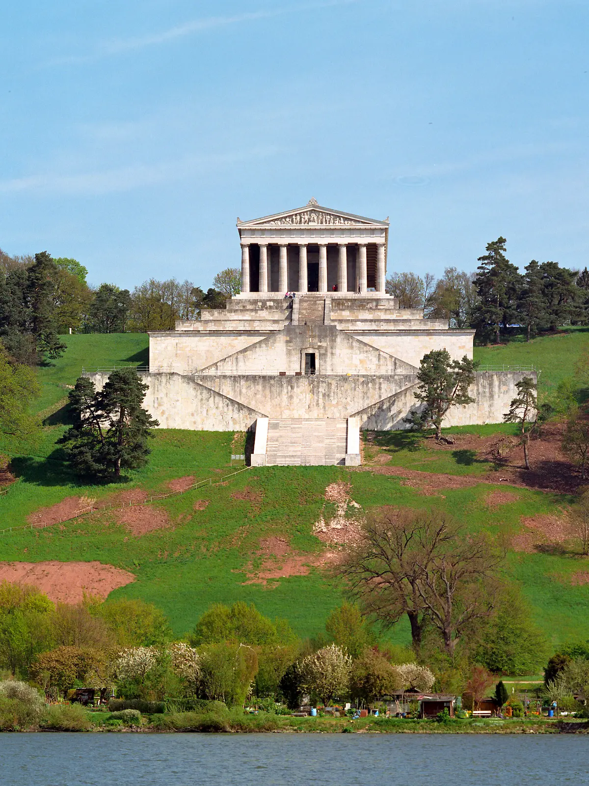 Die Walhalla ist eine Gedenkstätte und ein beliebtes Ausflugsziel in Donaustauf (Bayern).