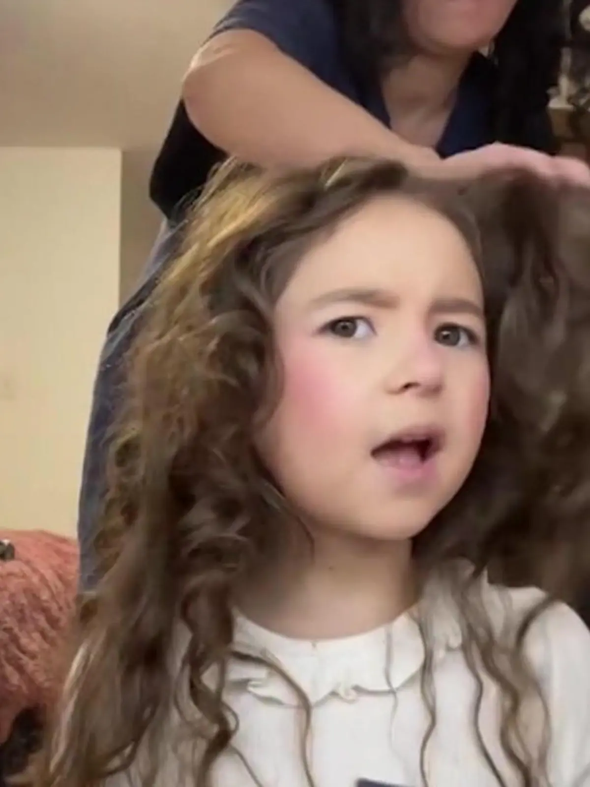 Bild zu: "Evie (6) und Mama schminken sich vor laufender Kamera - und bekommen fiesen Hass!"