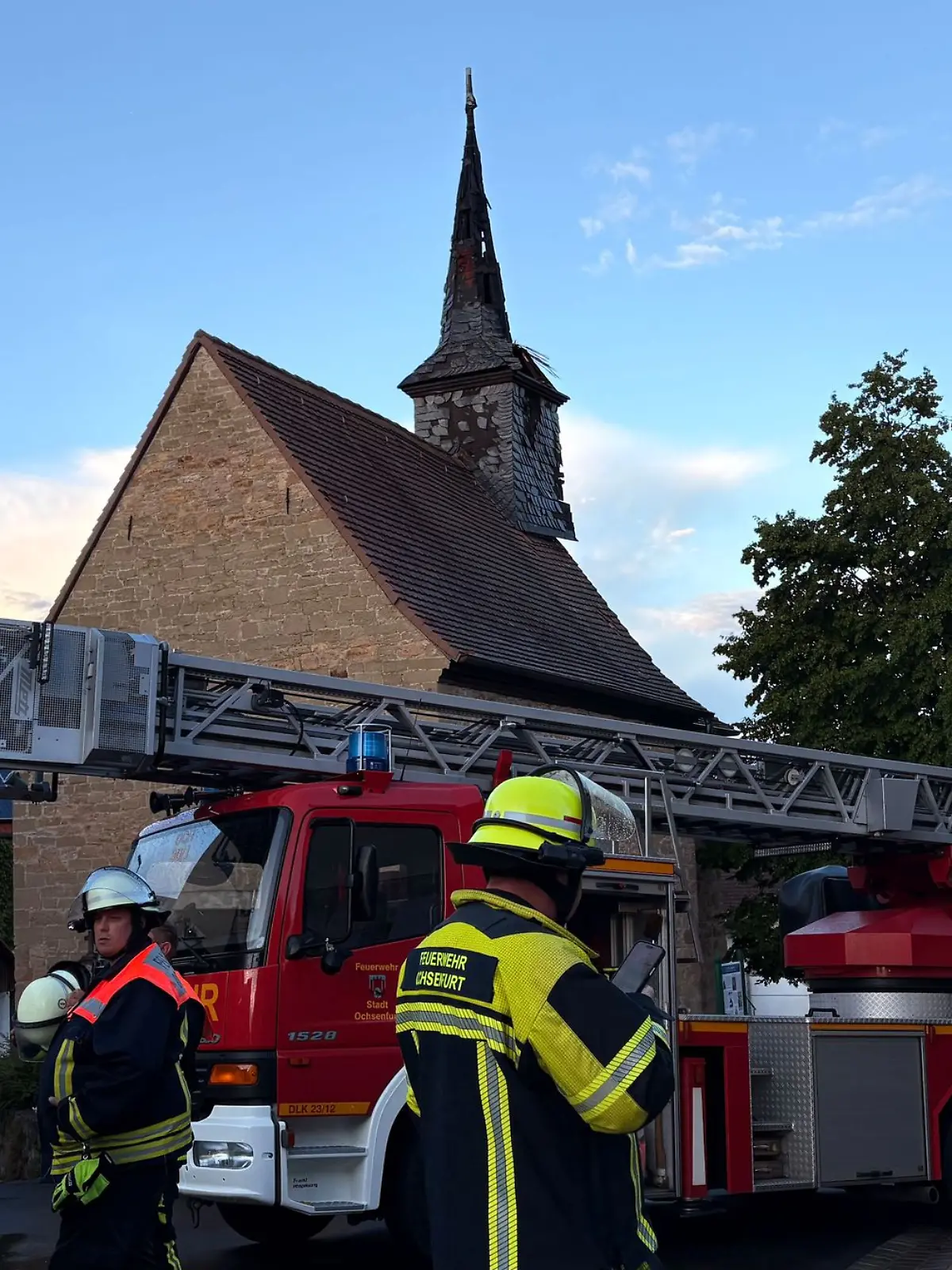 Bild zu: "Kirchturm nach Blitzeinschlag in Flammen"