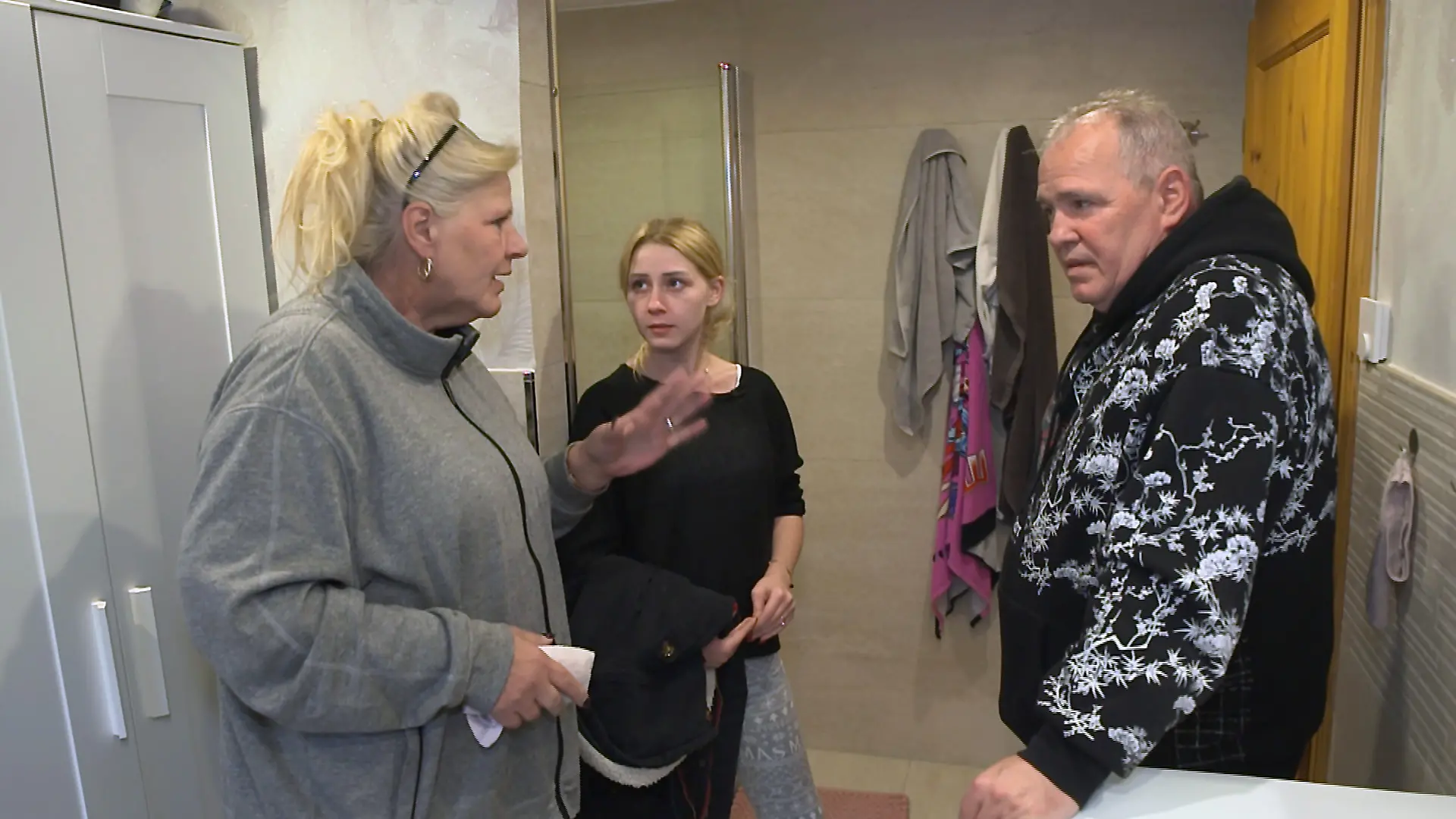 Angekommen in Deutschland erwartet die Wollnys eine Baustelle. Ein undichtes Rohr im Badezimmer von Silvia und Harald führte zu einem Wasserschaden. Jetzt muss sich die Familie ein Badezimmer teilen. 
