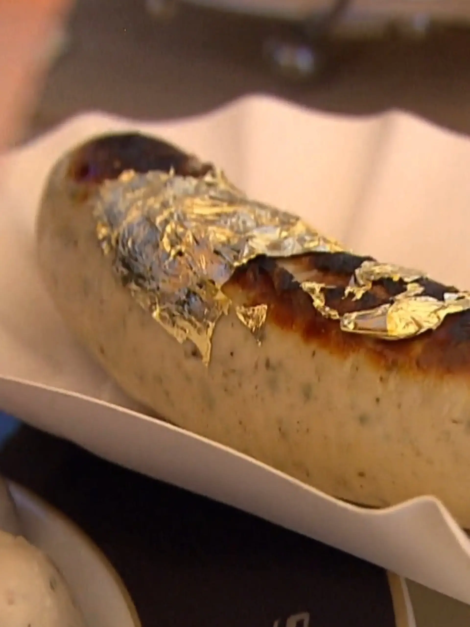 Bild zu: "Currywurst mit Blattgold auf Mallorca"