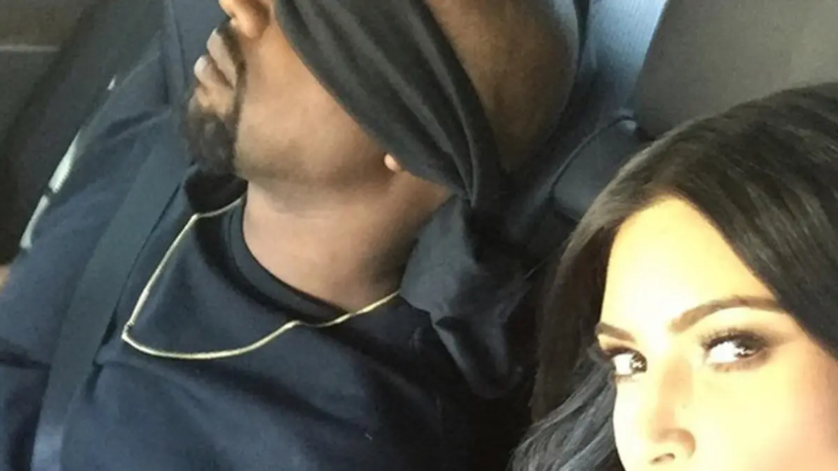 "Surprise" schrieb Kim Kardashian zu diesem Bild, das Ehemann Kanye West mit Augenbinde zeigt