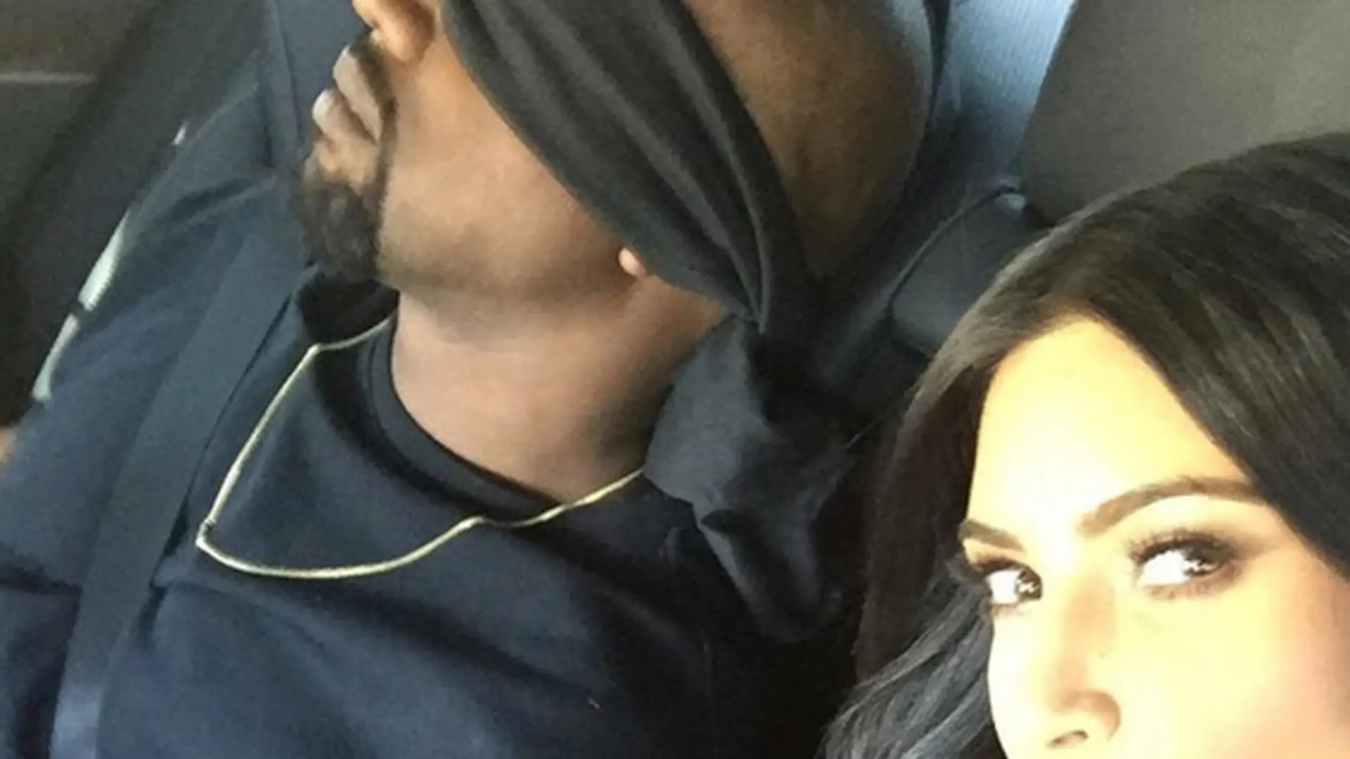 "Surprise" schrieb Kim Kardashian zu diesem Bild, das Ehemann Kanye West mit Augenbinde zeigt