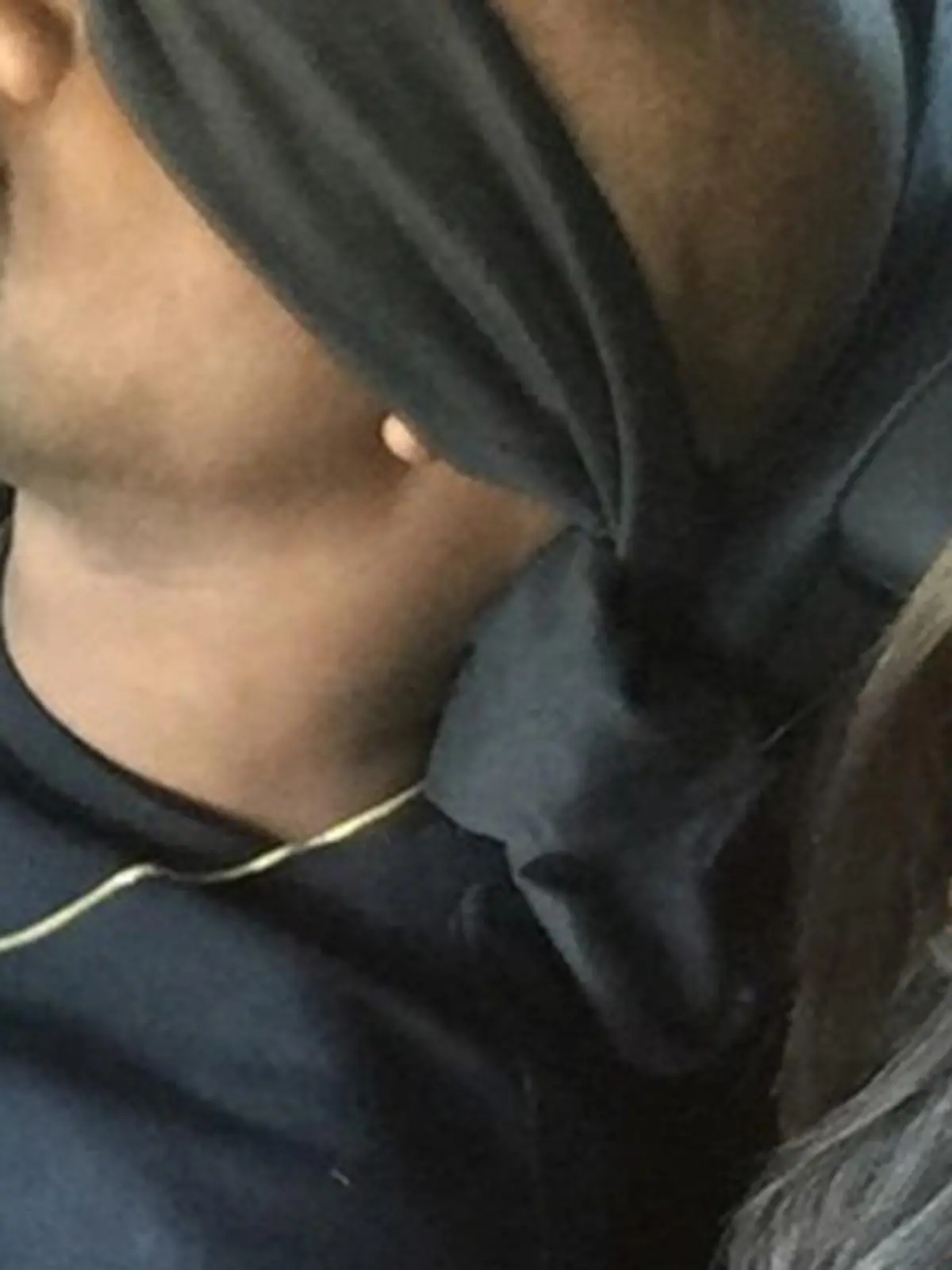 "Surprise" schrieb Kim Kardashian zu diesem Bild, das Ehemann Kanye West mit Augenbinde zeigt