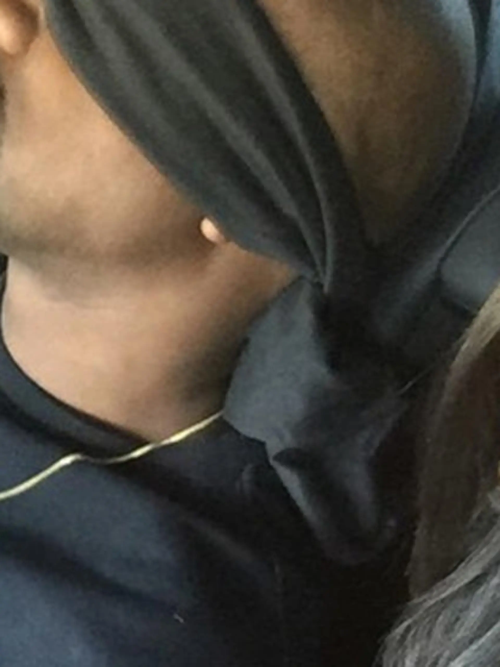"Surprise" schrieb Kim Kardashian zu diesem Bild, das Ehemann Kanye West mit Augenbinde zeigt