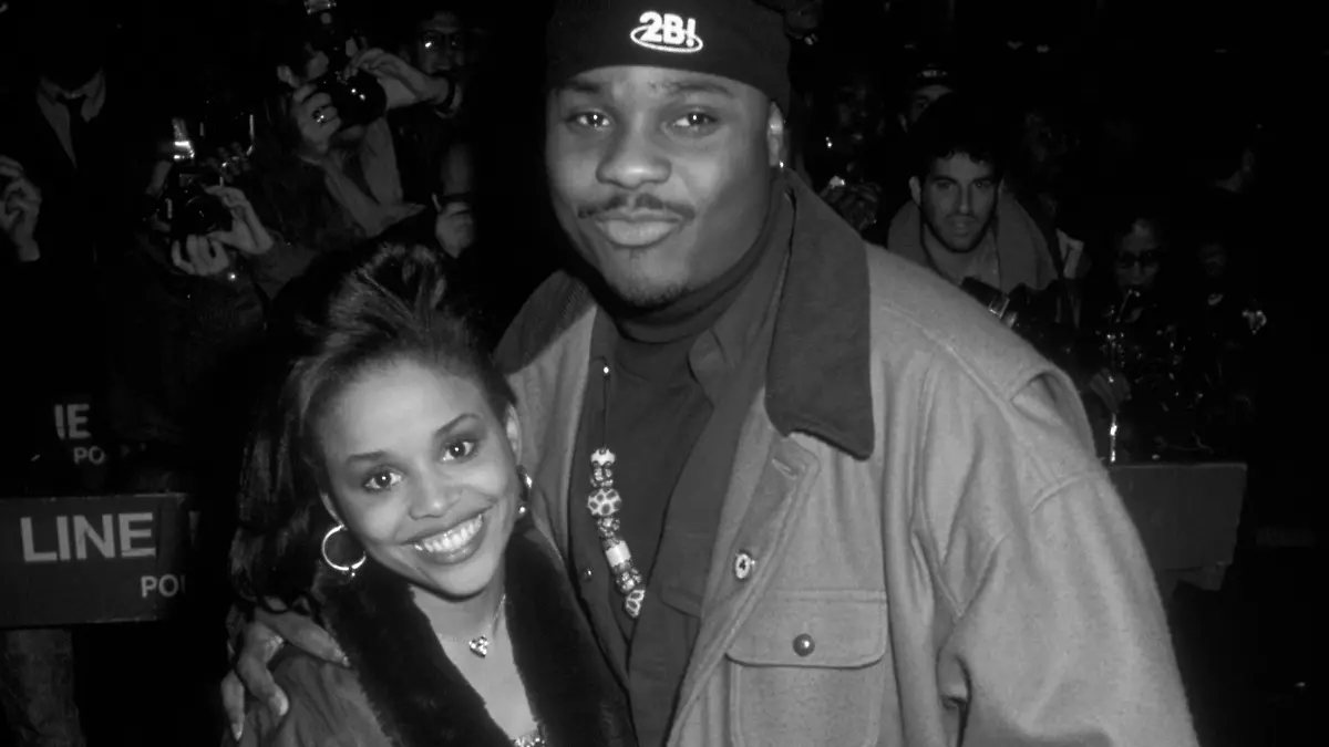 Schauspieler Malcolm-Jamal Warner und Schauspielerin Michelle Thomas bei der Vorführung von „The Distinguished Gentleman” am 30. November 1992 im Loew’s 19th Street Theater in New York City, New York.