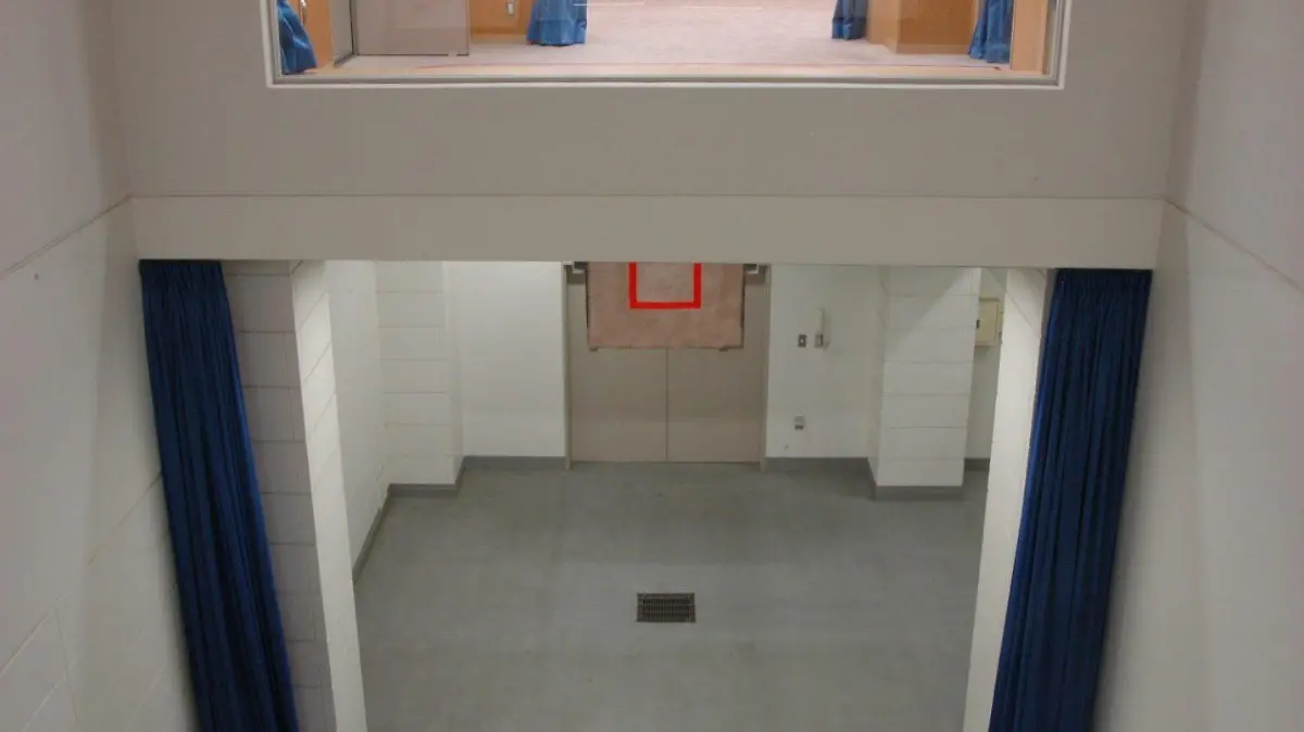 Handout photo released on 27 August 2010 by Japan's Justice Ministry shows an execution chamber (top) pictured from the viewing room at the Tokyo Detention Center in Tokyo, Japan, during a media tour on 27 August 2010. Japan's Justice Ministry opened up its death chamber to local media for the first time to spark debate about the use of capital punishment, the ministry said. The ministry let reporters take still and moving images at the Tokyo Detention House. Reporters were allowed to view the execution chamber equipped with a trapdoor and gallows. EPA/HANDOUT EDITORIAL USE ONLY/NO SALES