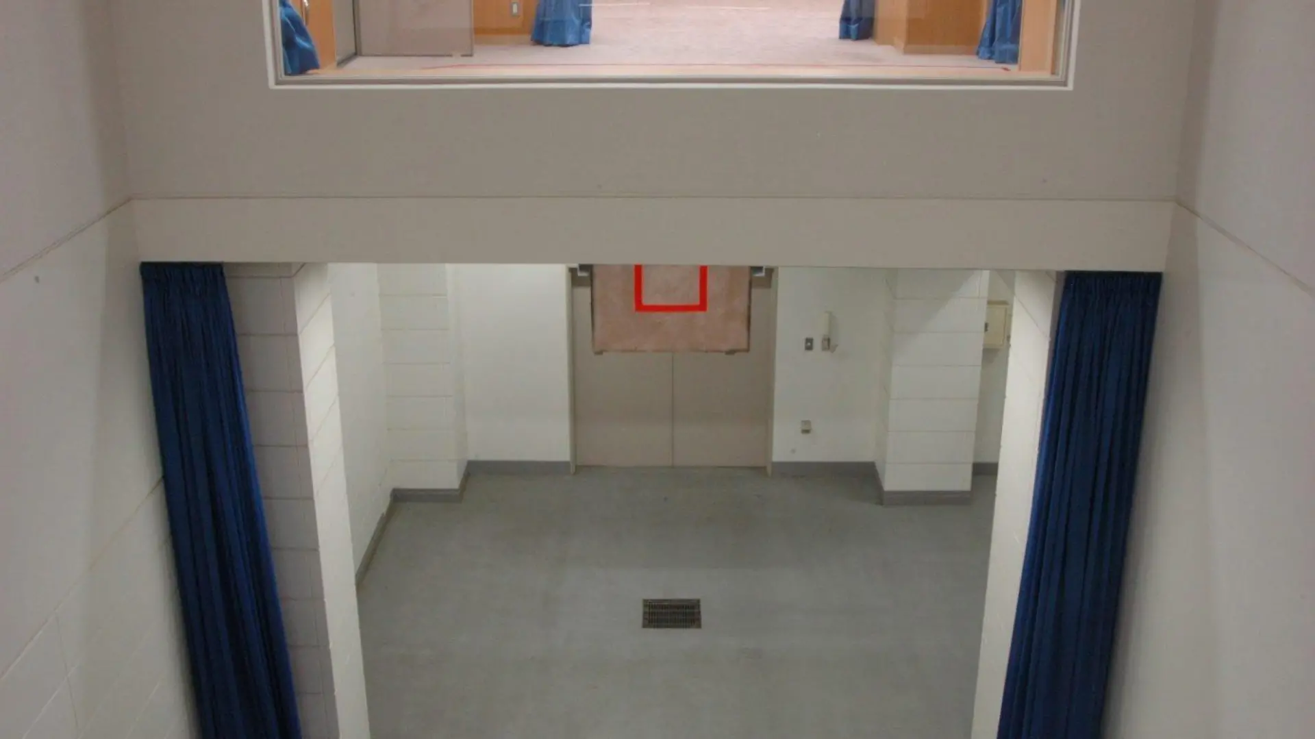 Handout photo released on 27 August 2010 by Japan's Justice Ministry shows an execution chamber (top) pictured from the viewing room at the Tokyo Detention Center in Tokyo, Japan, during a media tour on 27 August 2010. Japan's Justice Ministry opened up its death chamber to local media for the first time to spark debate about the use of capital punishment, the ministry said. The ministry let reporters take still and moving images at the Tokyo Detention House. Reporters were allowed to view the execution chamber equipped with a trapdoor and gallows. EPA/HANDOUT EDITORIAL USE ONLY/NO SALES