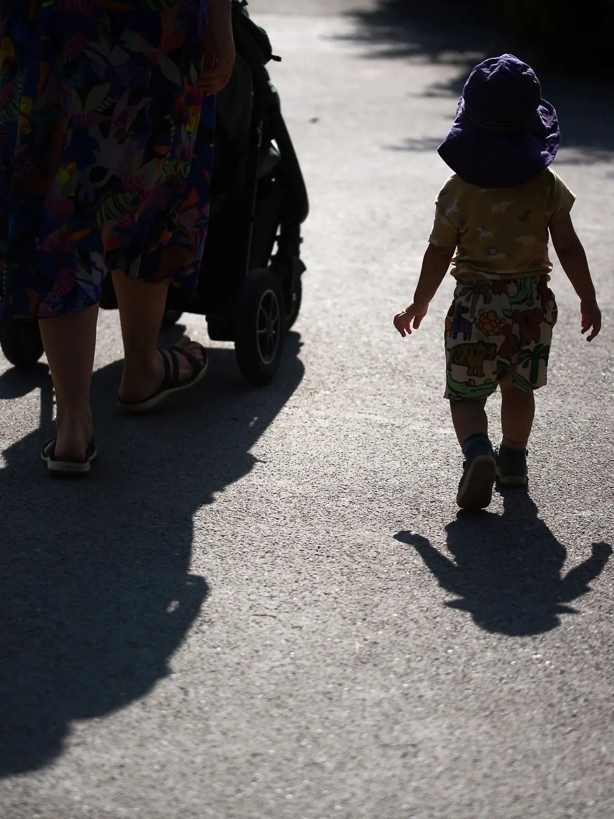 Bild zu: "84-Jähriger rammt Mutter mit Kinderwagen auf Zebrastreifen – Junge (2) stirbt"