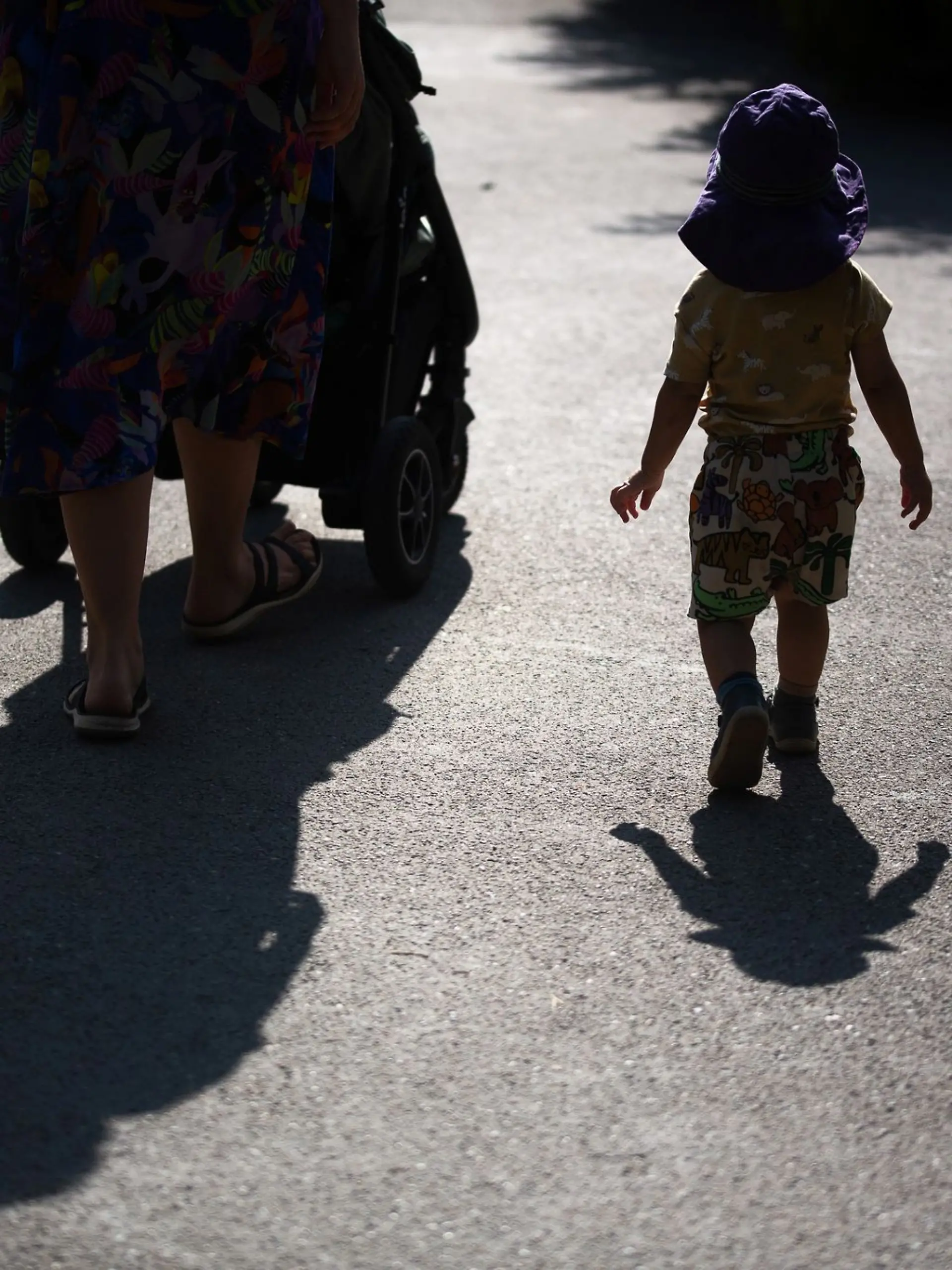 Bild zu: "84-Jähriger rammt Mutter mit Kinderwagen auf Zebrastreifen – Junge (2) stirbt"