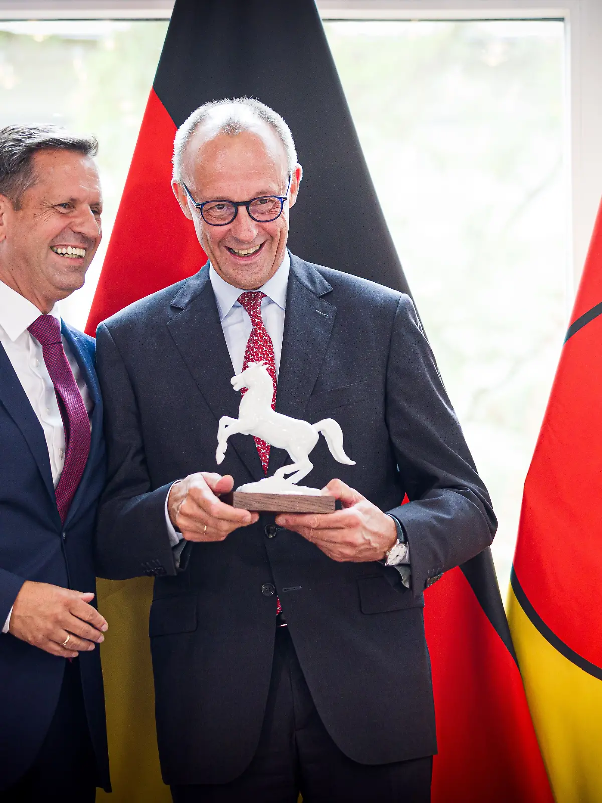 Bild zu: "Mit DIESEM Fashion-Detail zieht Friedrich Merz alle Blicke auf sich"