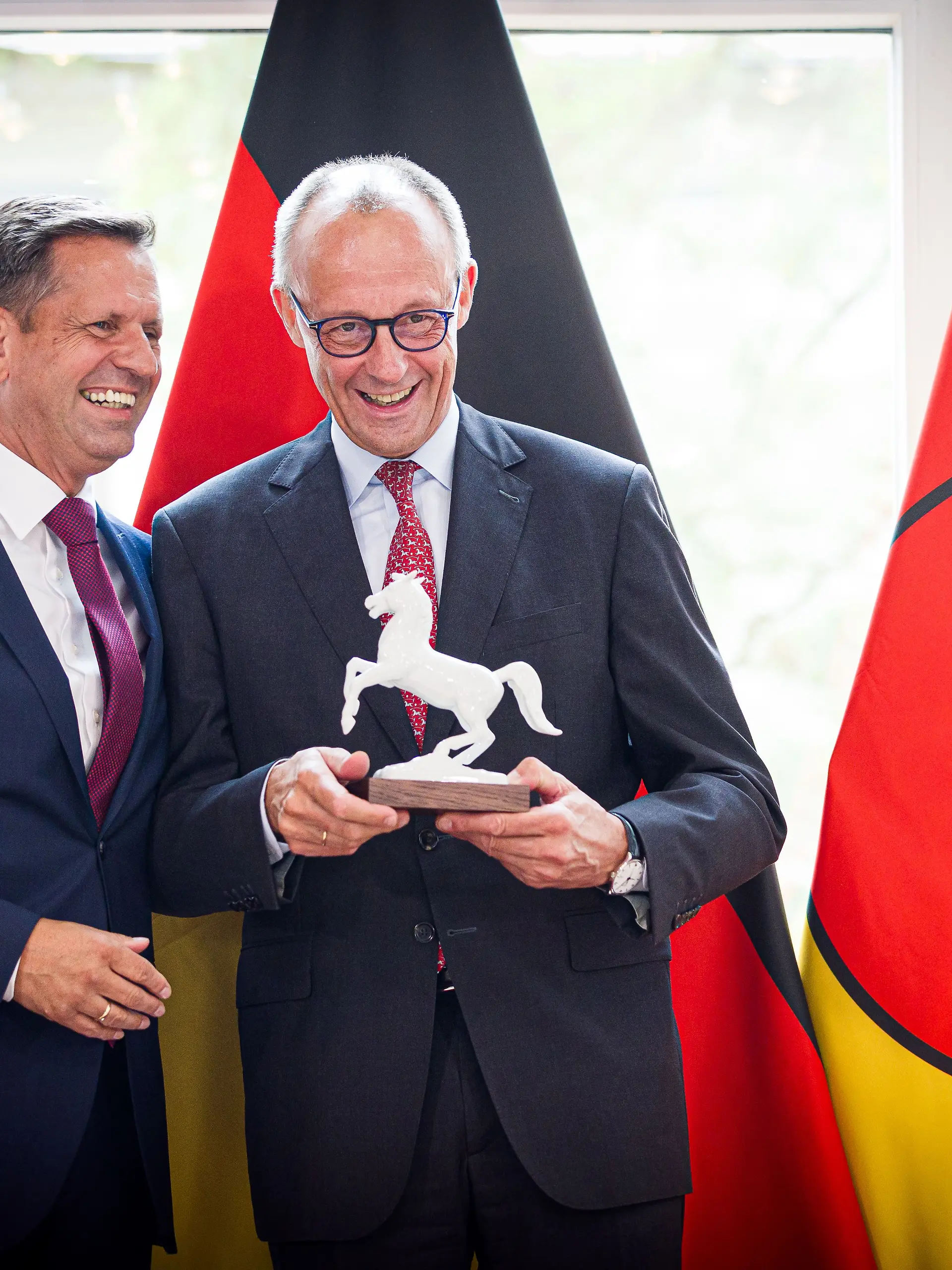 Bild zu: "Mit DIESEM Fashion-Detail zieht Friedrich Merz alle Blicke auf sich"